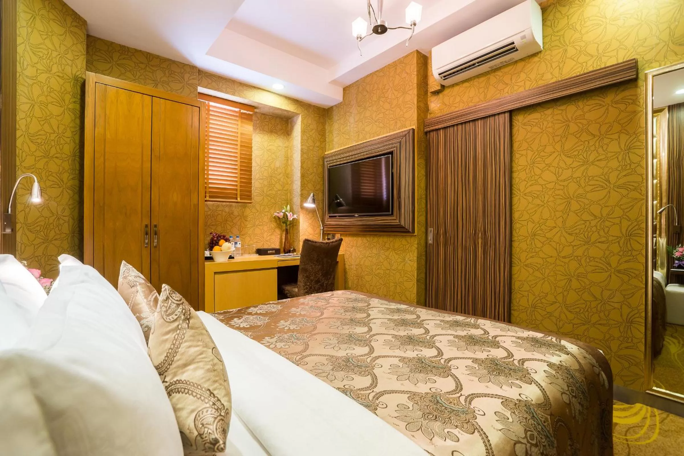 Photo of the whole room in Best Western Chinatown Hotel