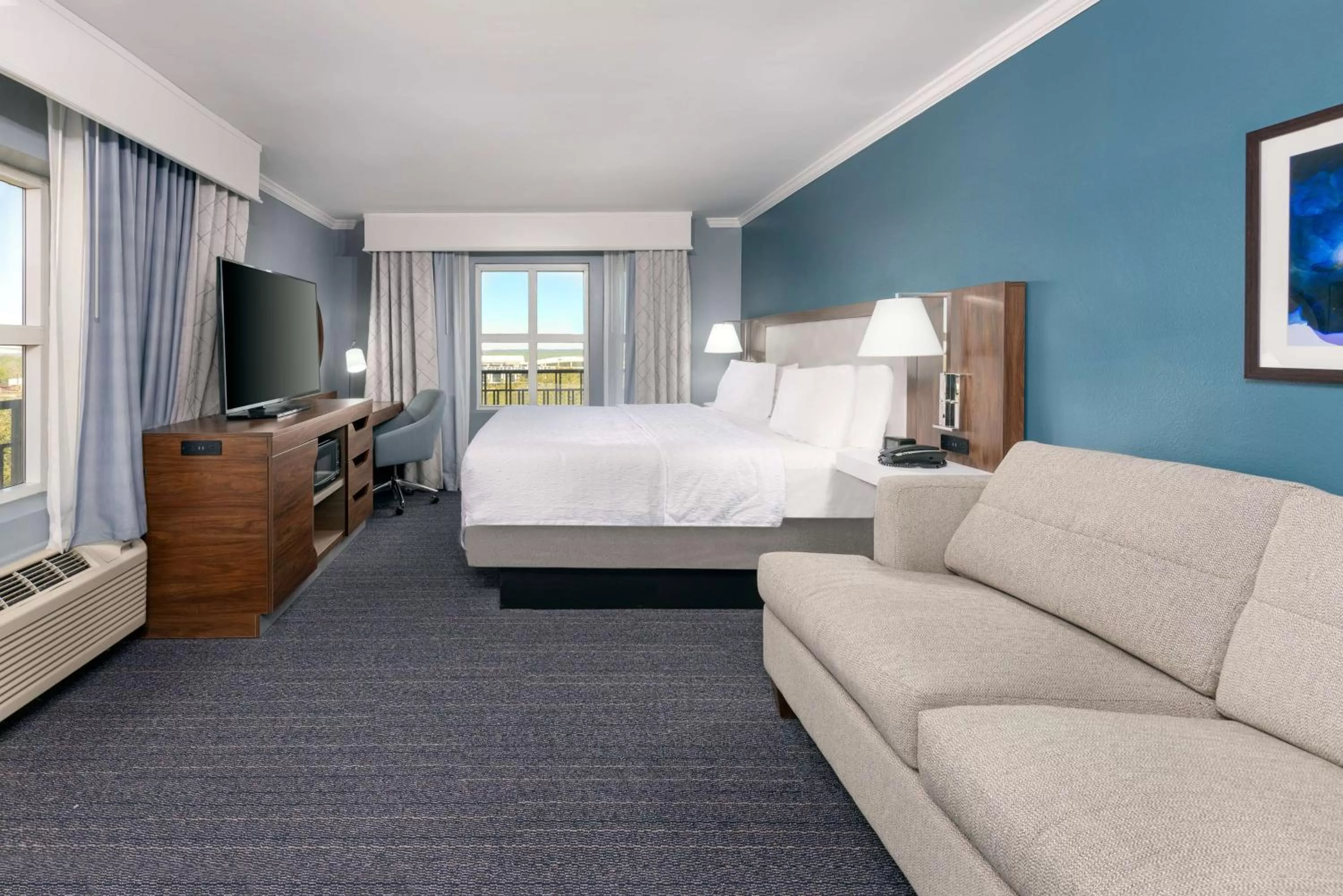 Living room, Bed in Hampton Inn Savannah Historic District