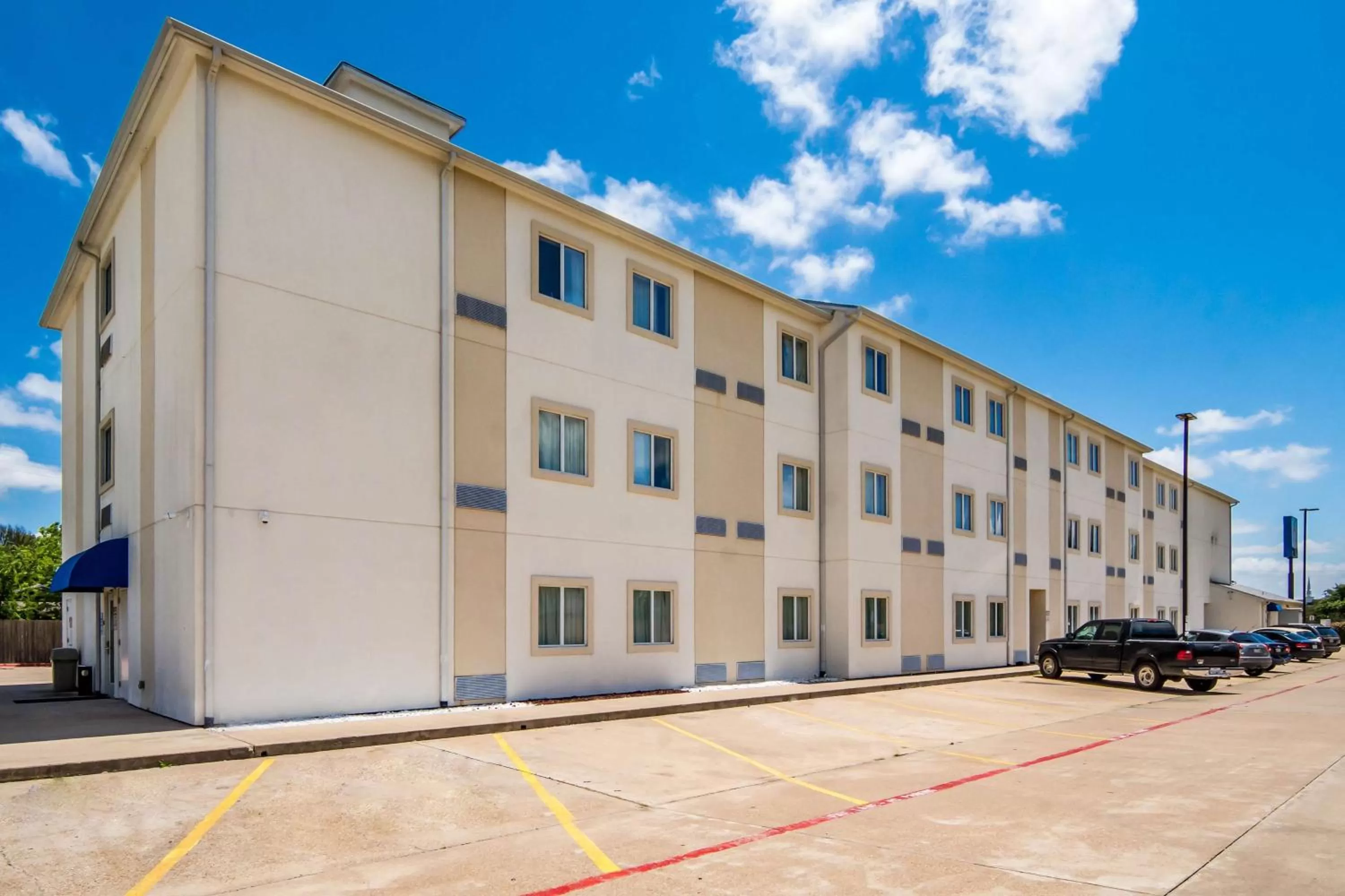 Property building in Motel 6-Cleburne, TX