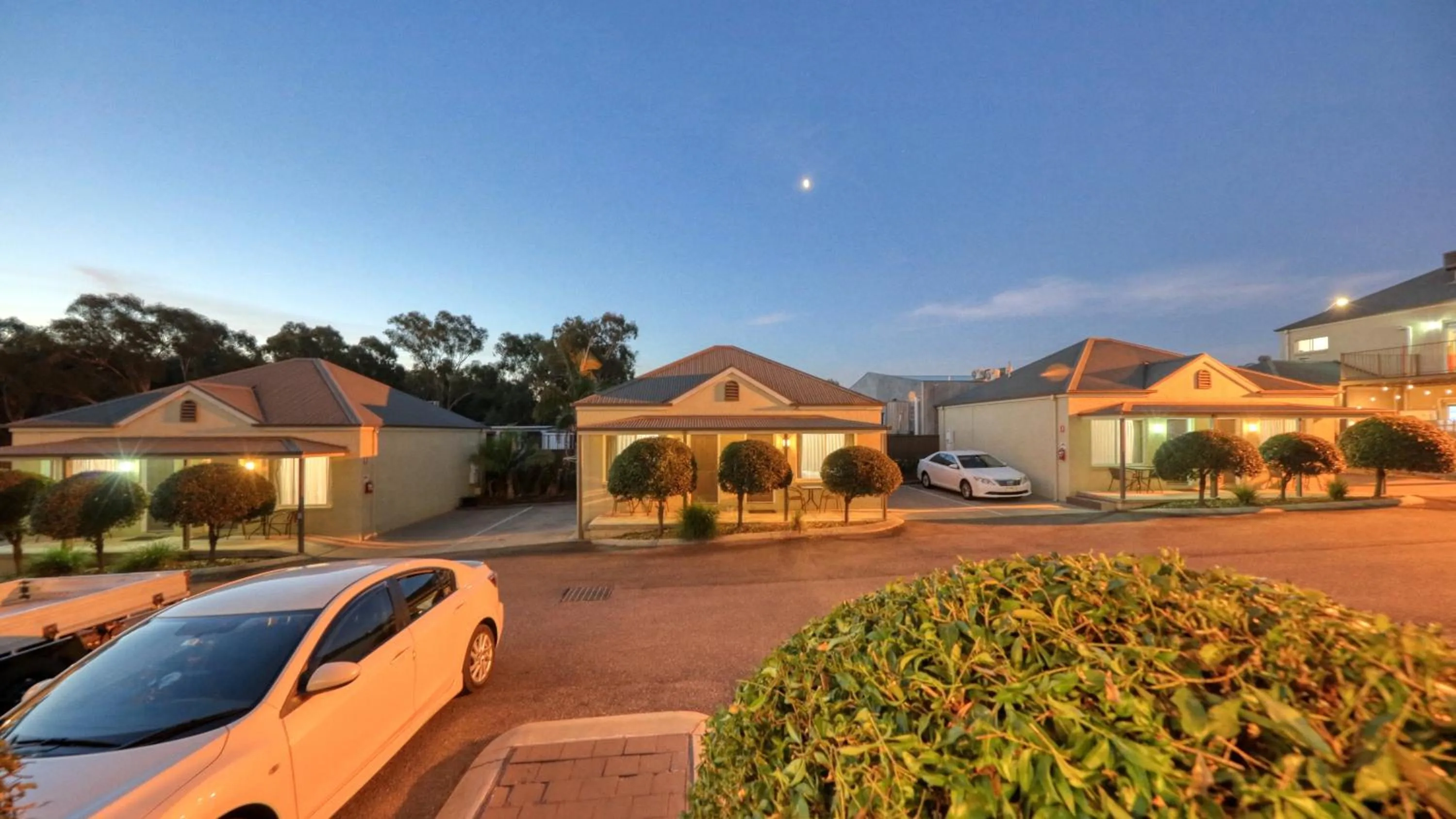 Parking in Bridges on Meninya Motel & Apartments