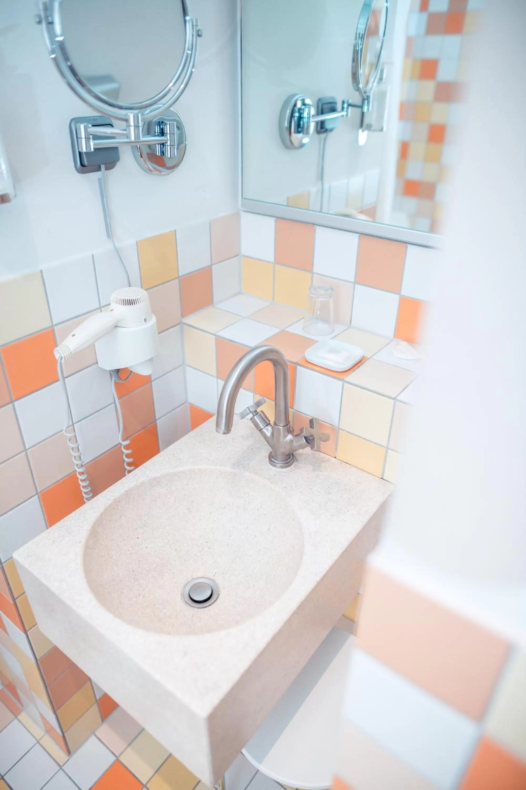 Shower in Hotel Bleibtreu Berlin by Golden Tulip