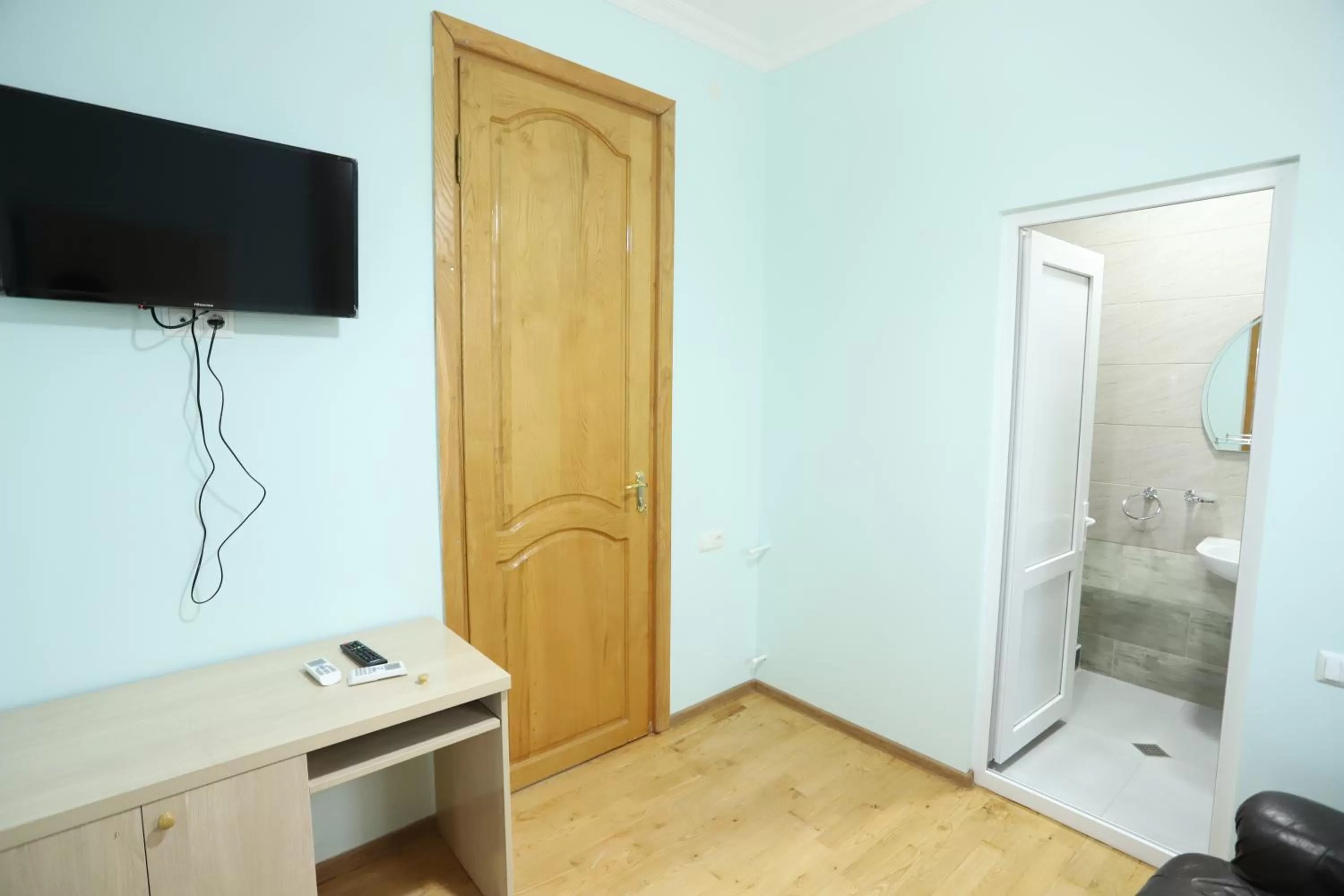 Shower, TV/Entertainment Center in Hotel Hollywood