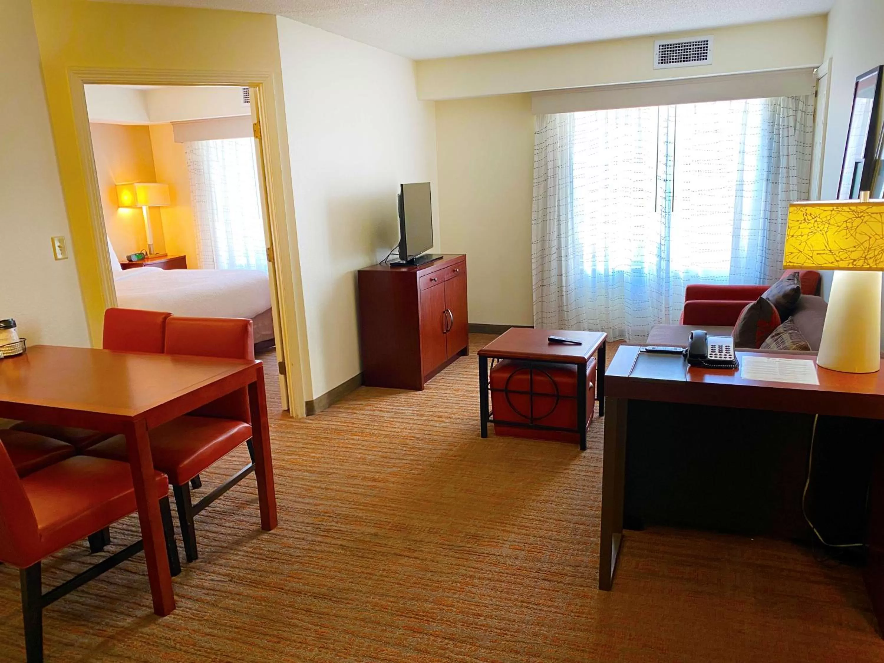 Living room, TV/Entertainment Center in Surface Inn Worthington