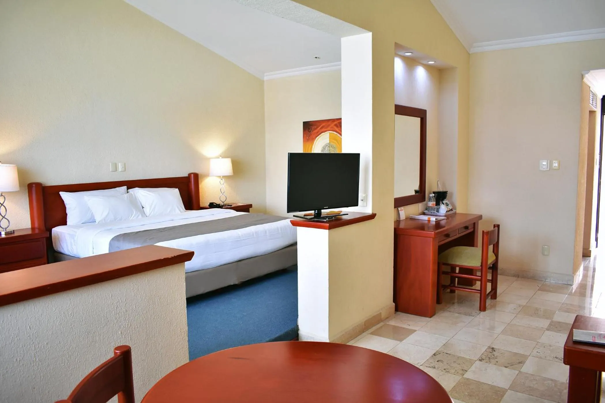 TV and multimedia, Bed in La Posada Hotel y Suites