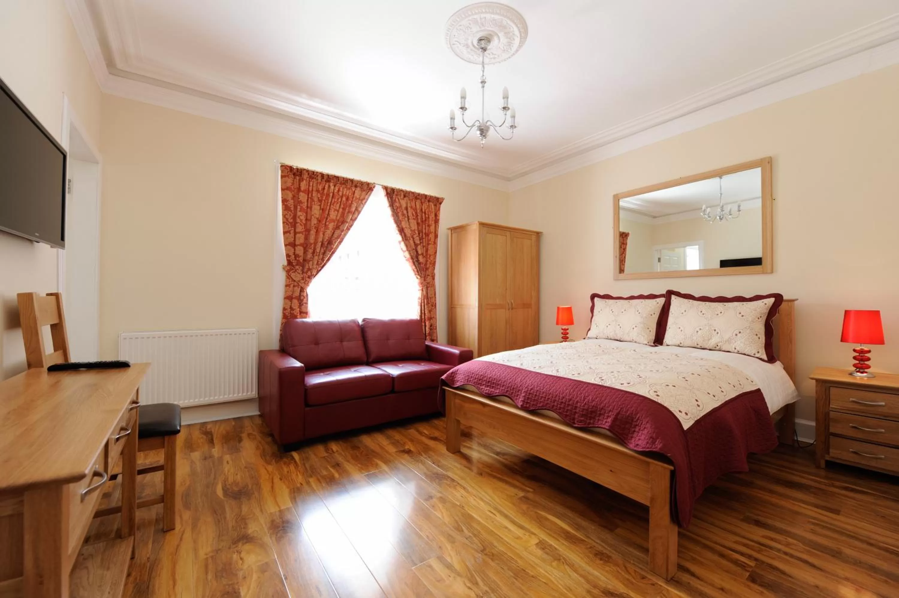 Bedroom, Bed in Edinburgh City Suites