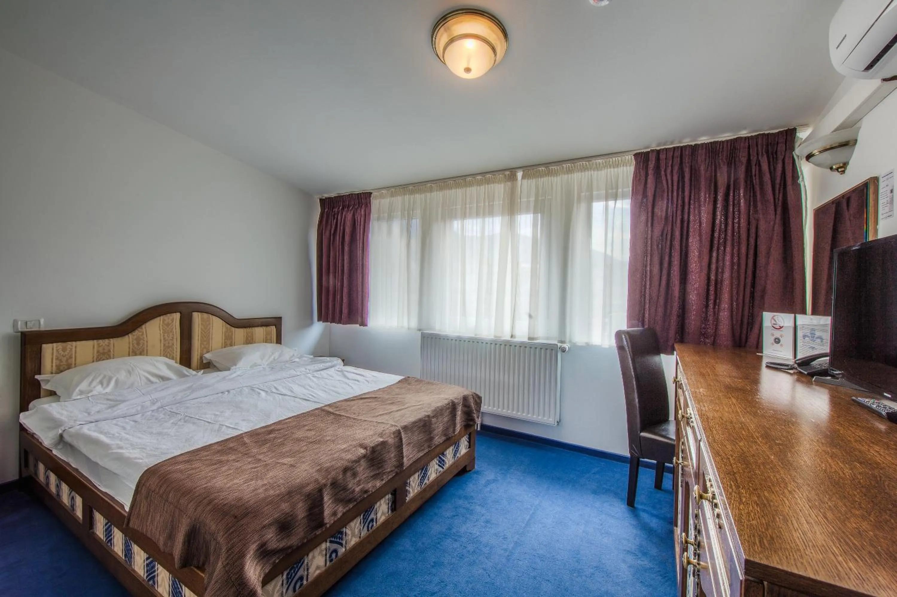 Photo of the whole room, Bed in Residence Central Annapolis