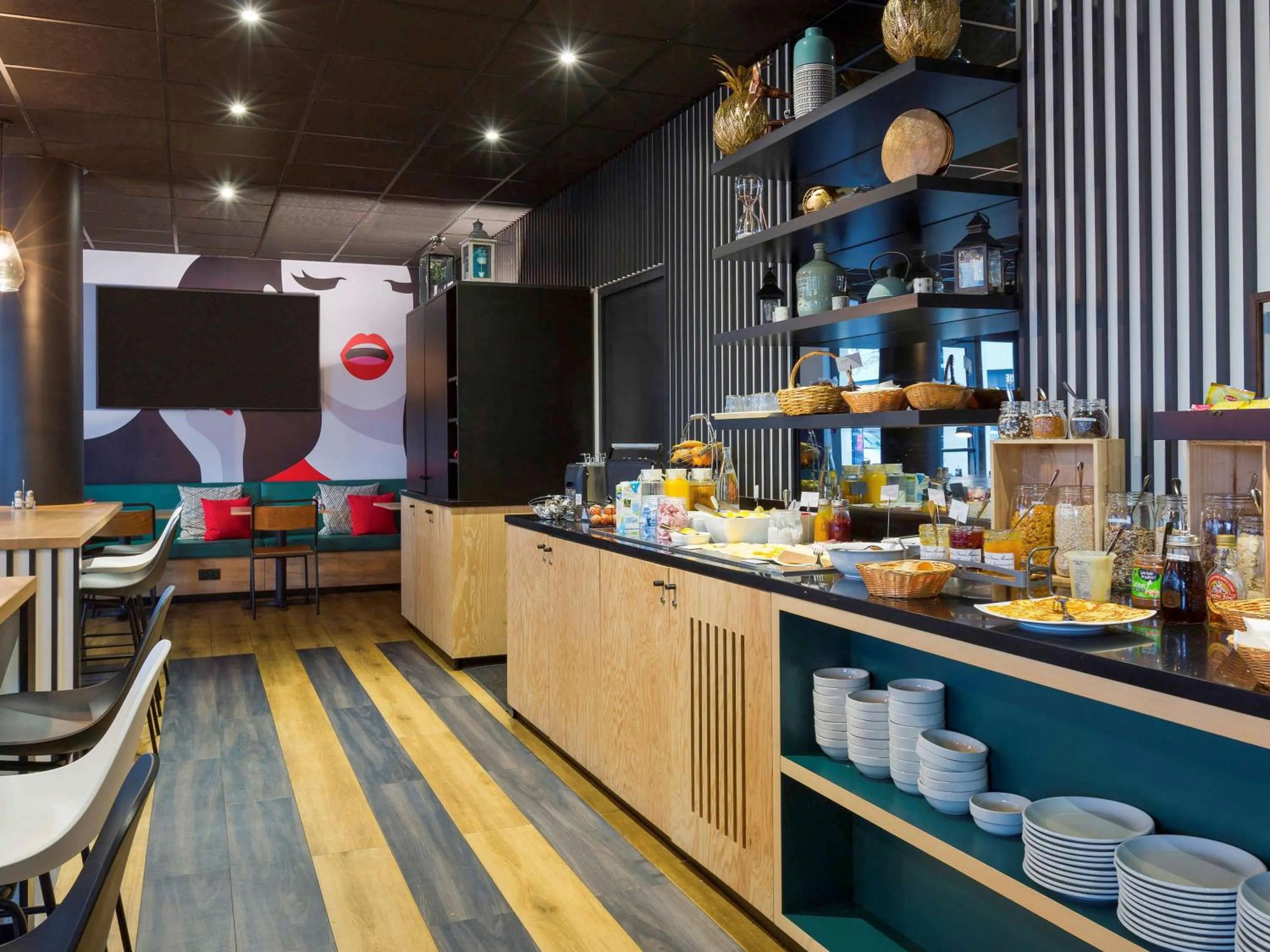 Restaurant/places to eat in ibis Styles Massy Opéra