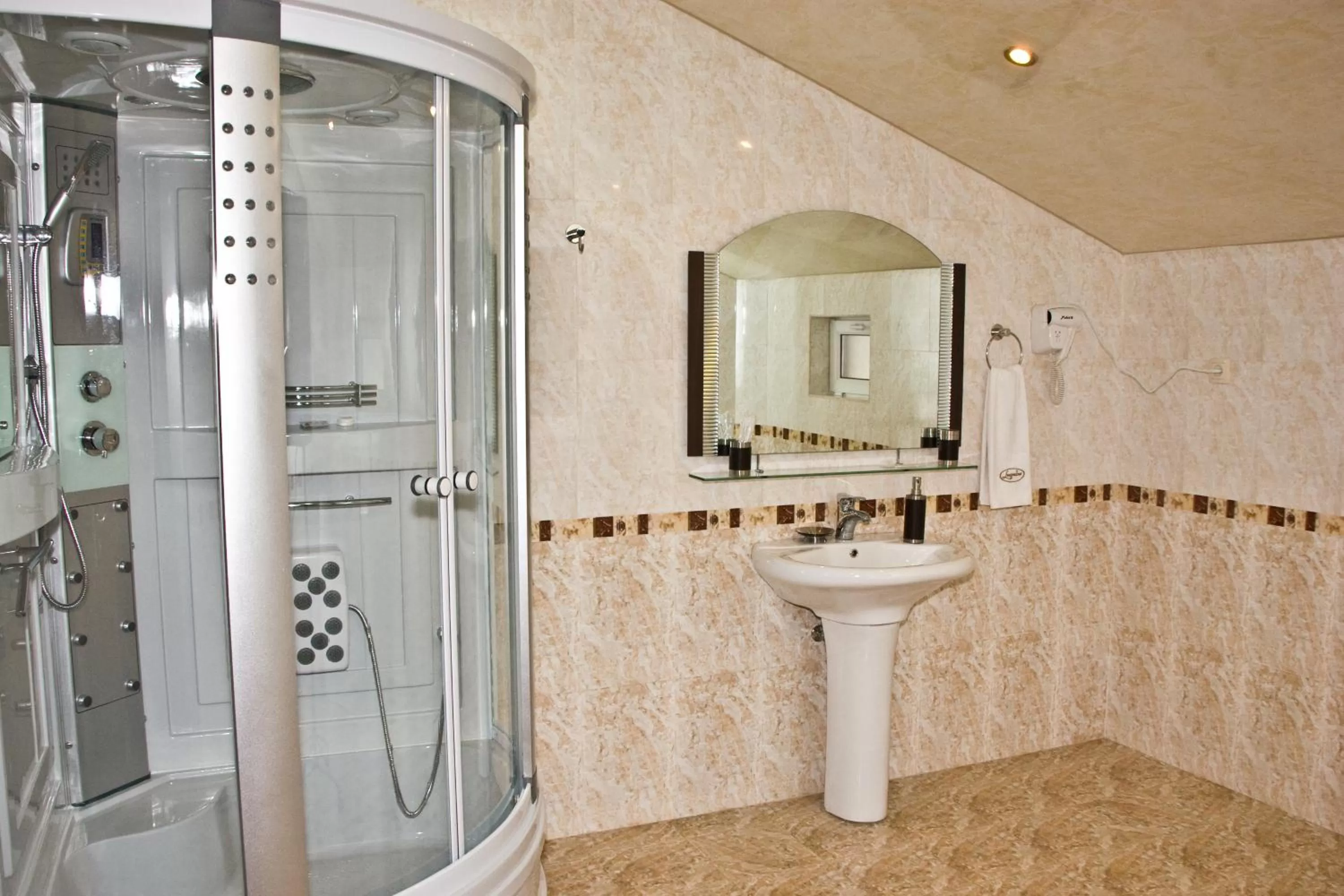 Shower, Bathroom in Laguna Hotel