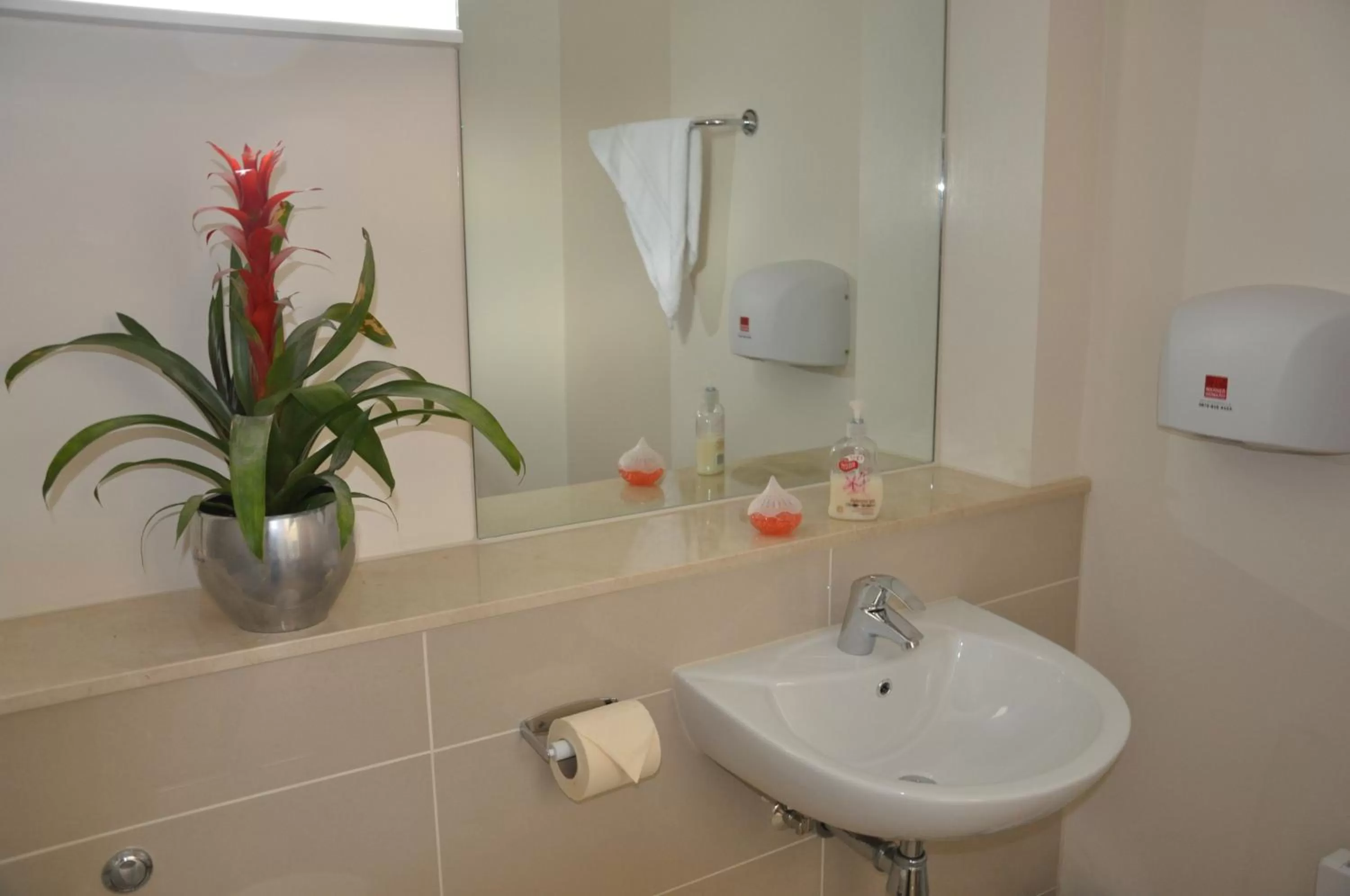 Bathroom in Queens Hotel