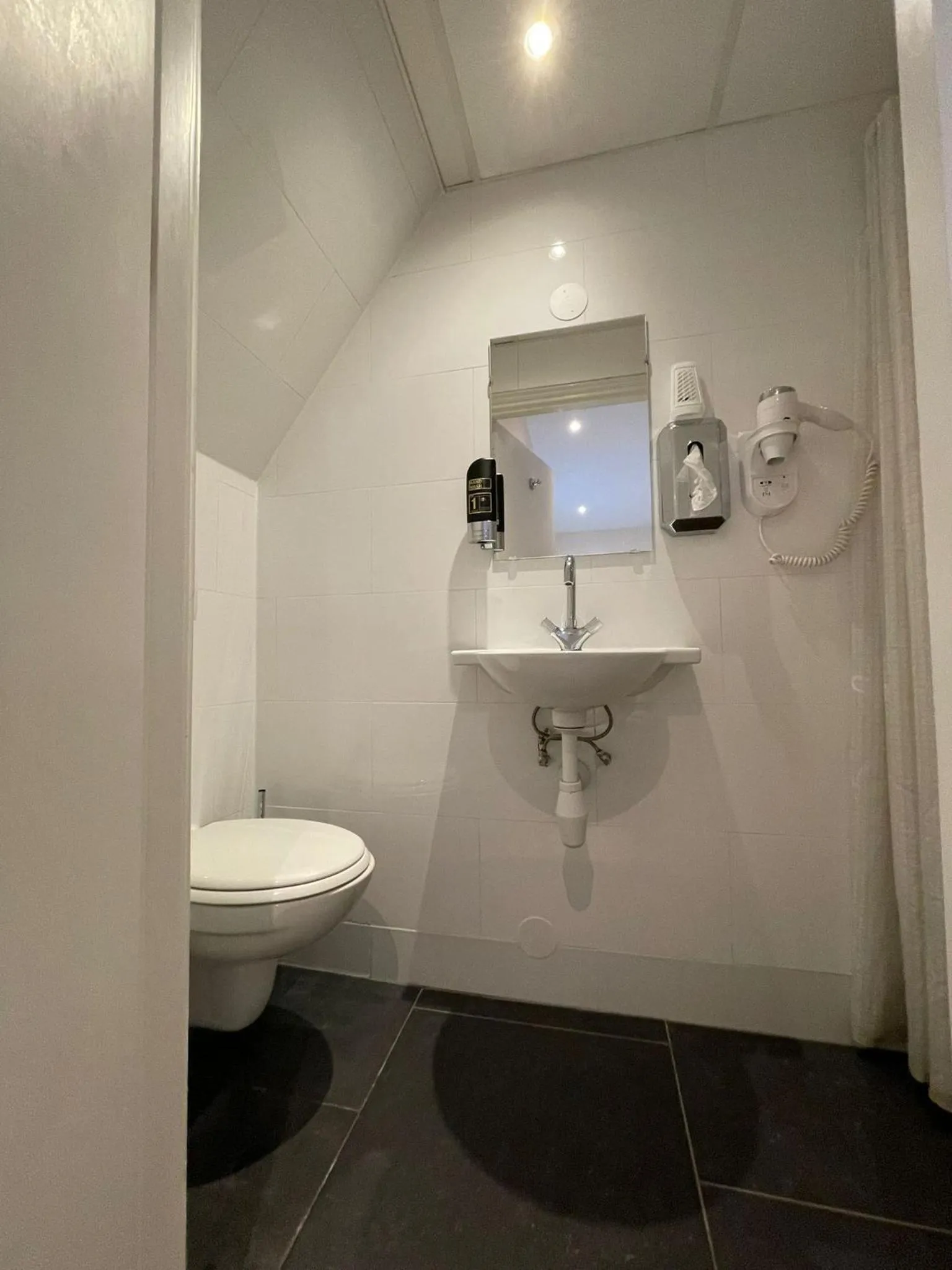 Bathroom in Hotel Damrak Inn