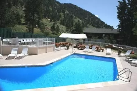 Swimming pool in Wildwood Inn