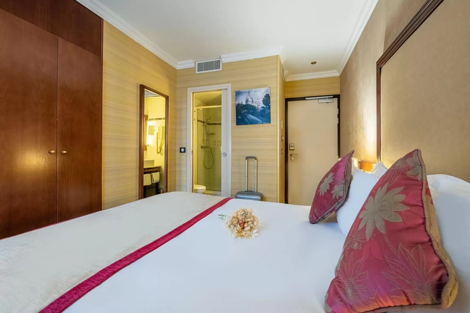 Bed in Hôtel 85 Saint Honore