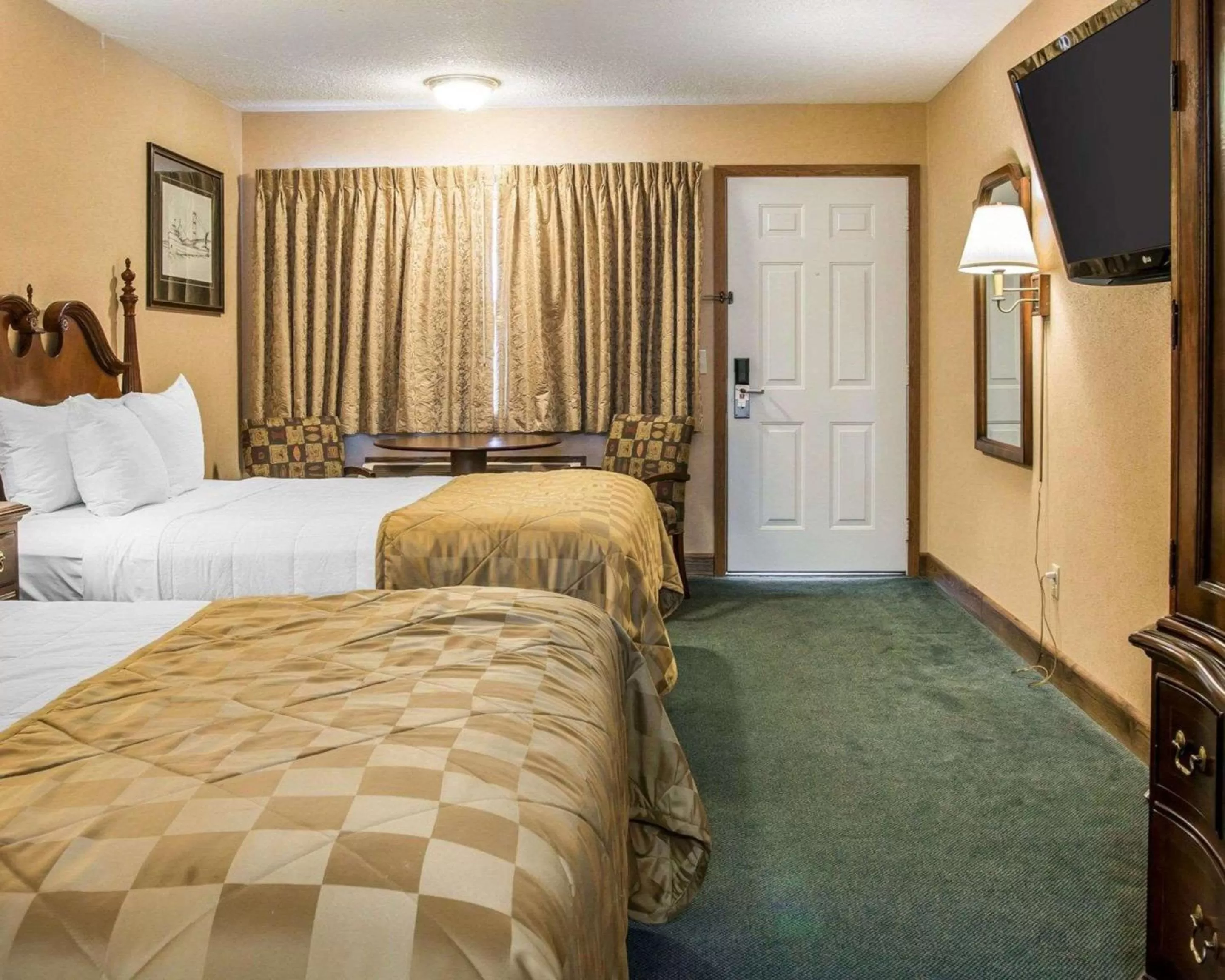 Photo of the whole room, Bed in Clarion Hotel Mackinaw City Beachfront