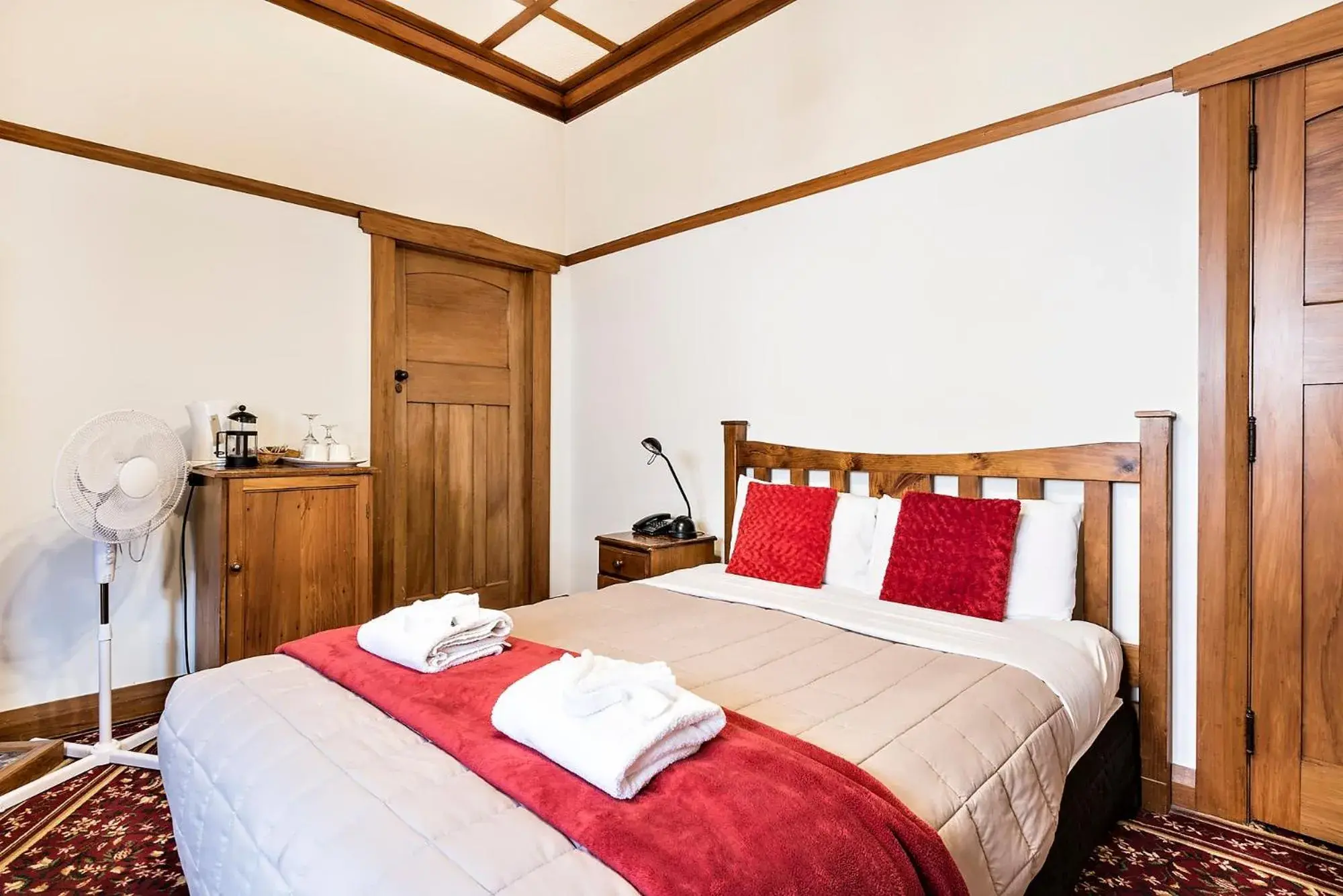 Lodge Queen Room with Spa Bath in Halswell Lodge Lodge Queen Room with Spa Bath in Halswell Lodge