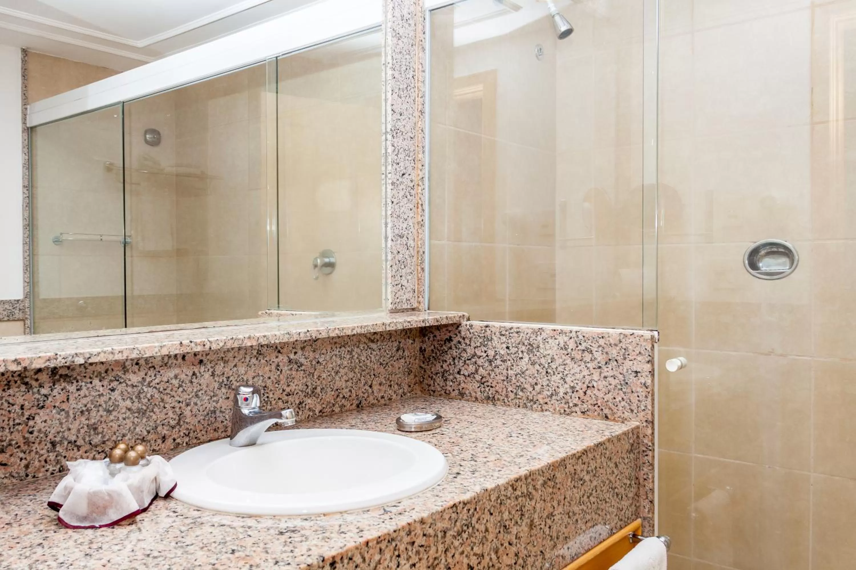 Bathroom in Hotel Atlântico Búzios Convention