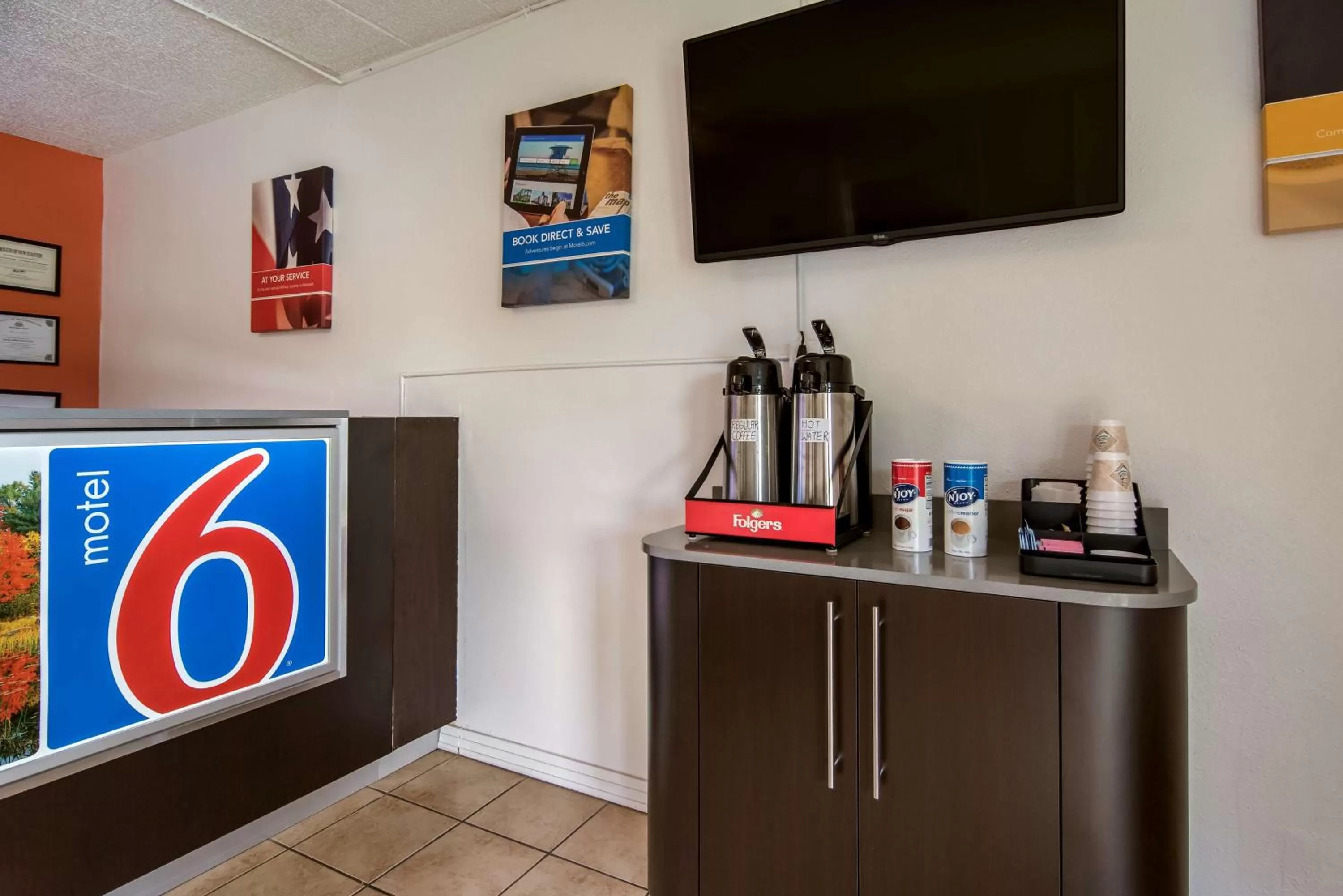 Communal lounge/ TV room in Motel 6-New Stanton, PA