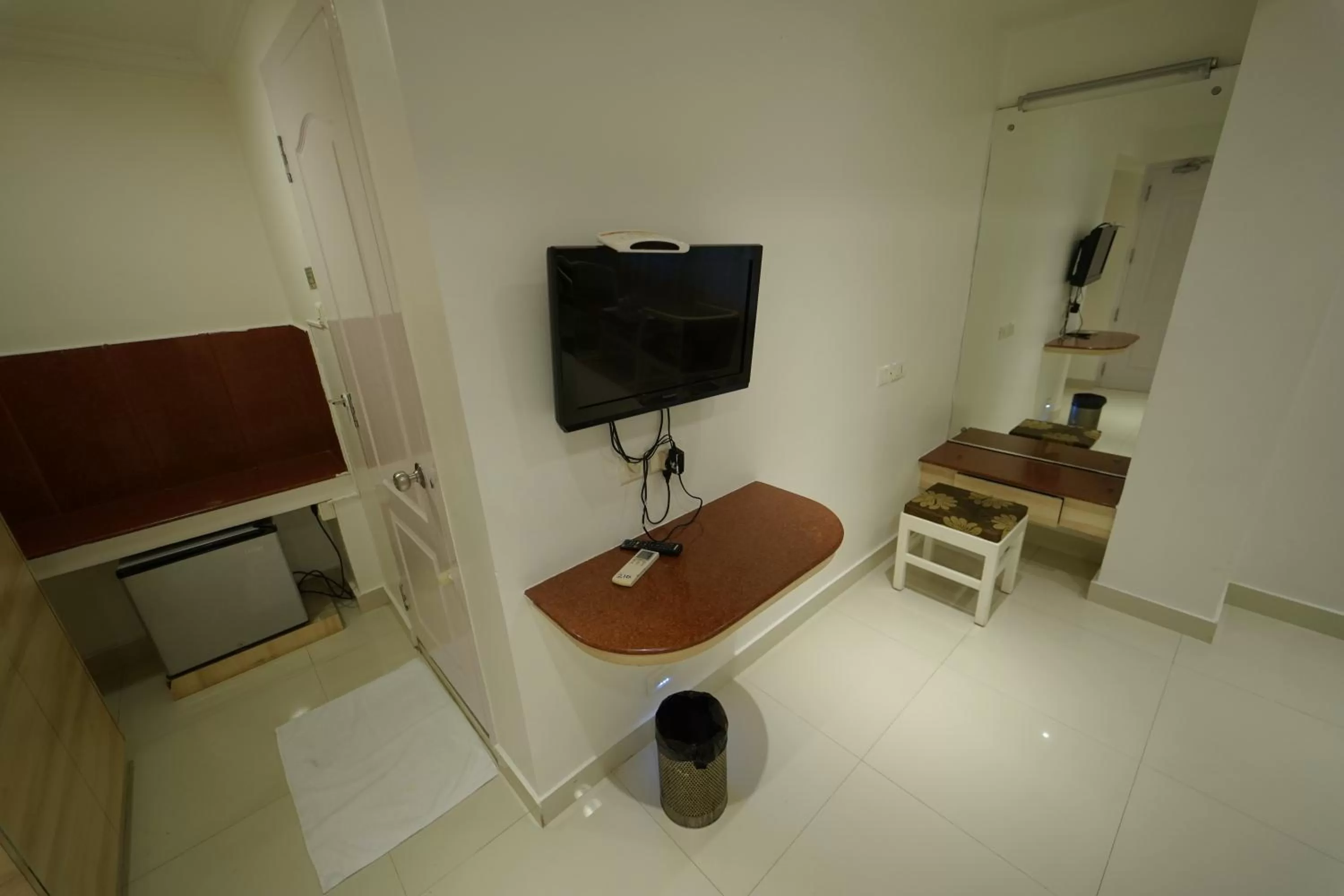 TV and multimedia in Hotel Palmyra Grand Inn