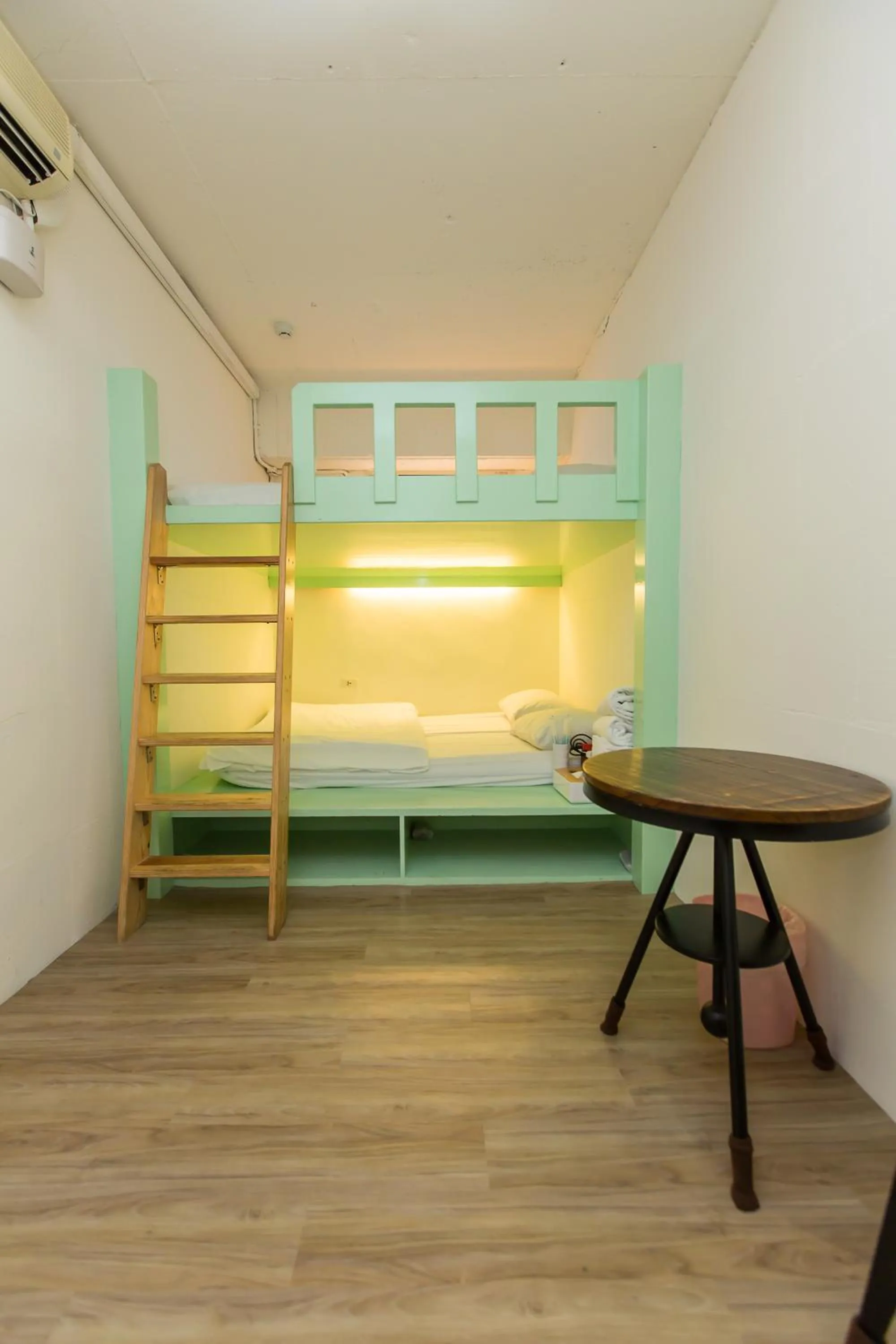 Mini Family Room with Shared Bathroom in Mr Lobster's Secret Den Design Hostel
