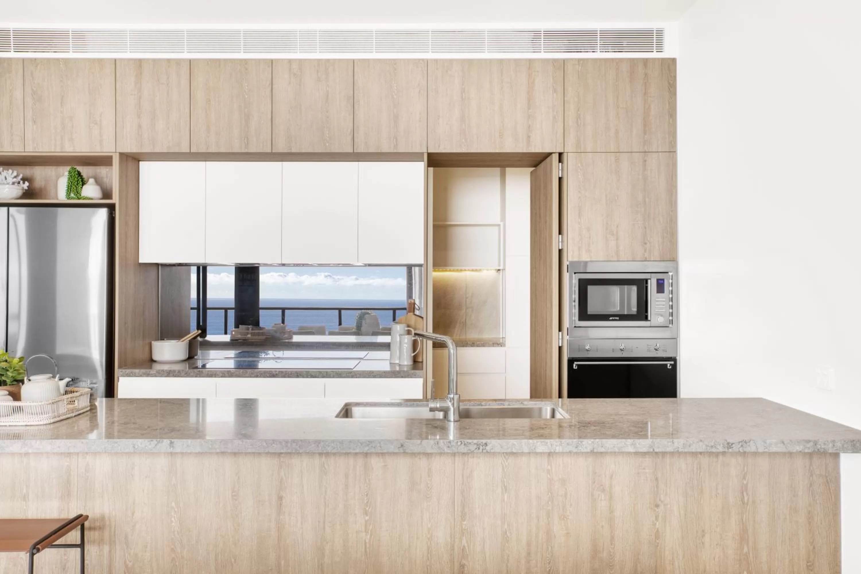 Kitchen or kitchenette in Vue Broadbeach - Official