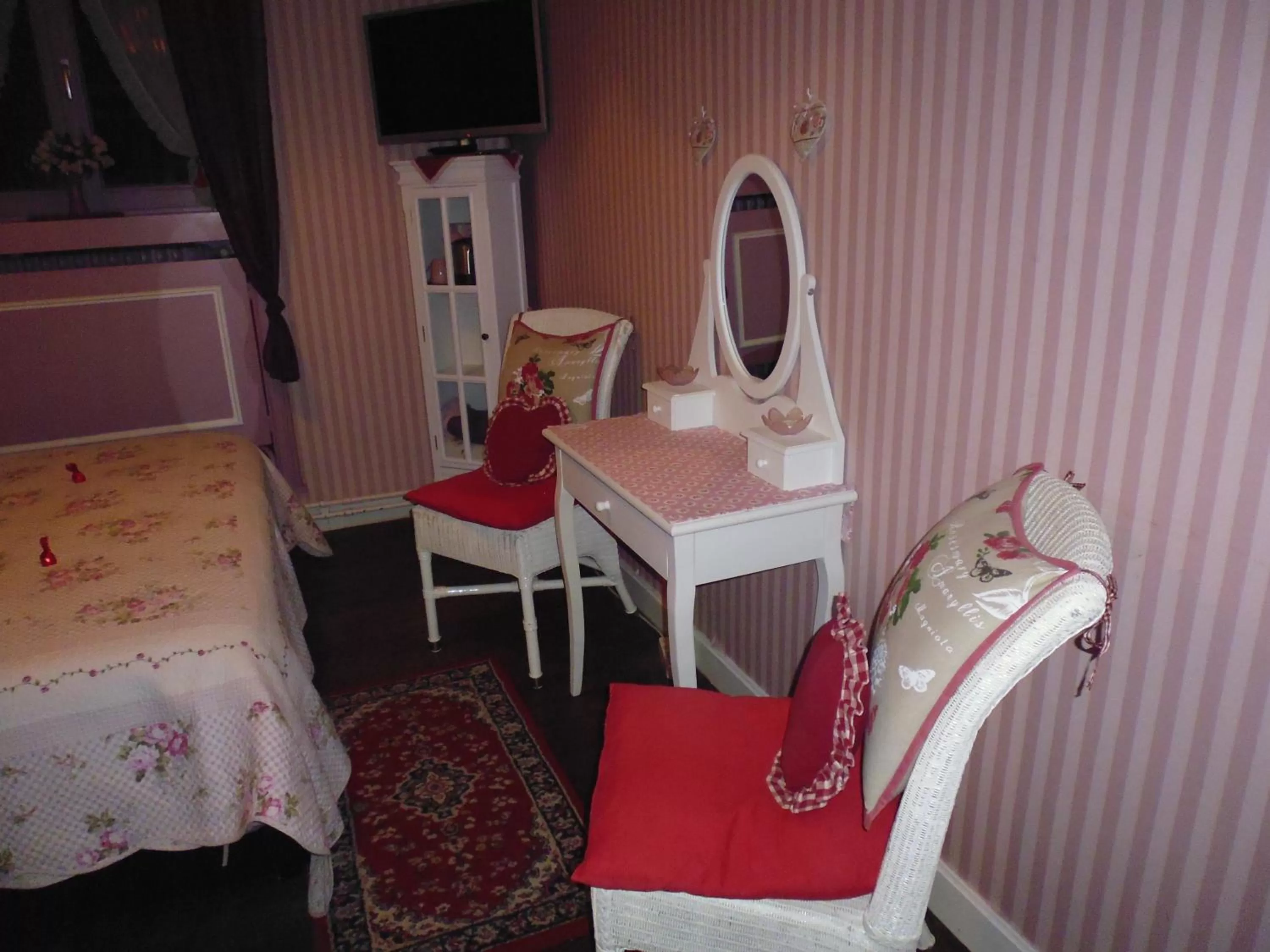 Photo of the whole room, Seating Area in B&B De Vijf Zuilen