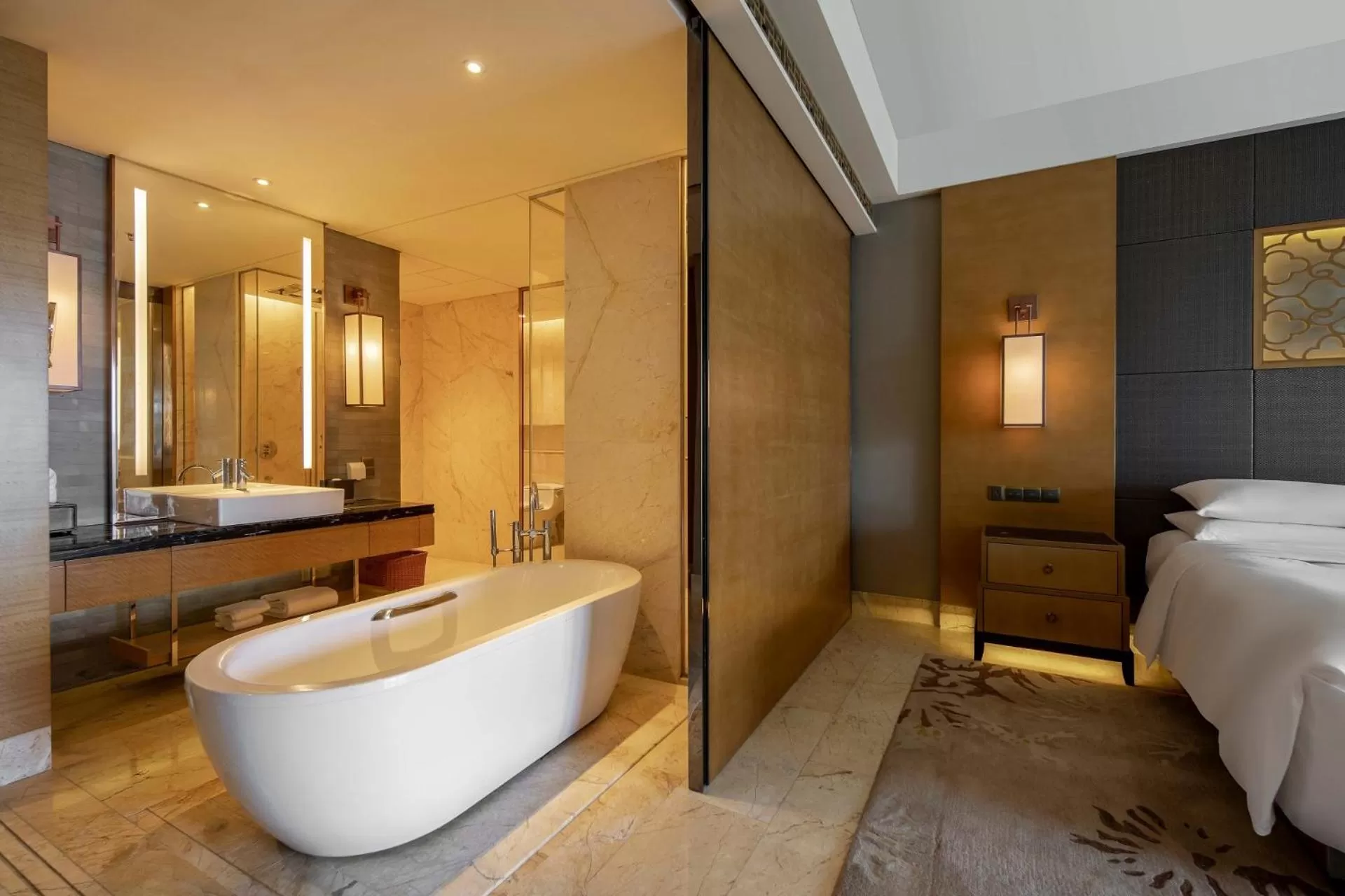 Toilet, Bed in Haikou Marriott Hotel