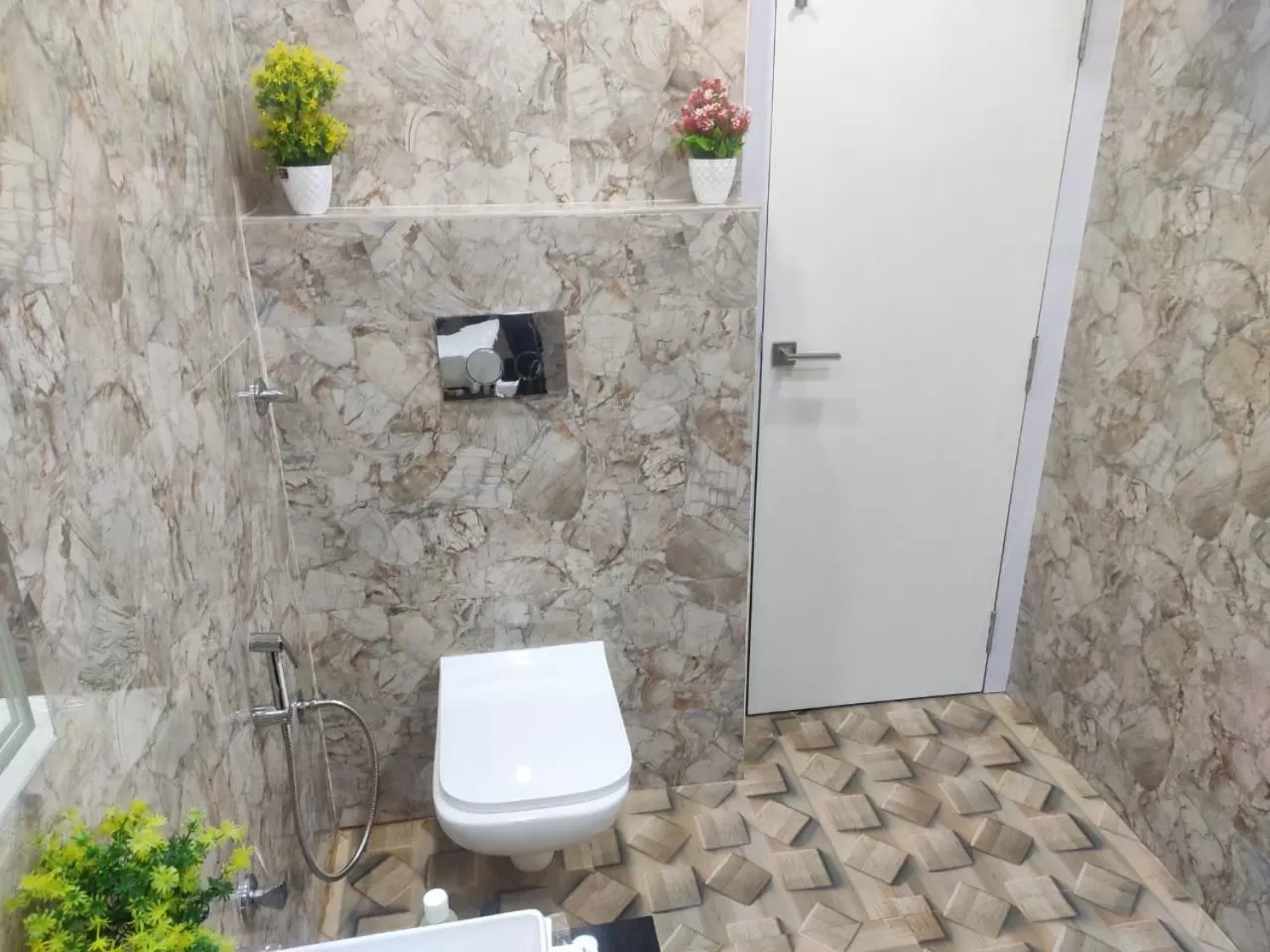 HOTEL CENTRAL SQUARE "A Couple Friendly Hotel"