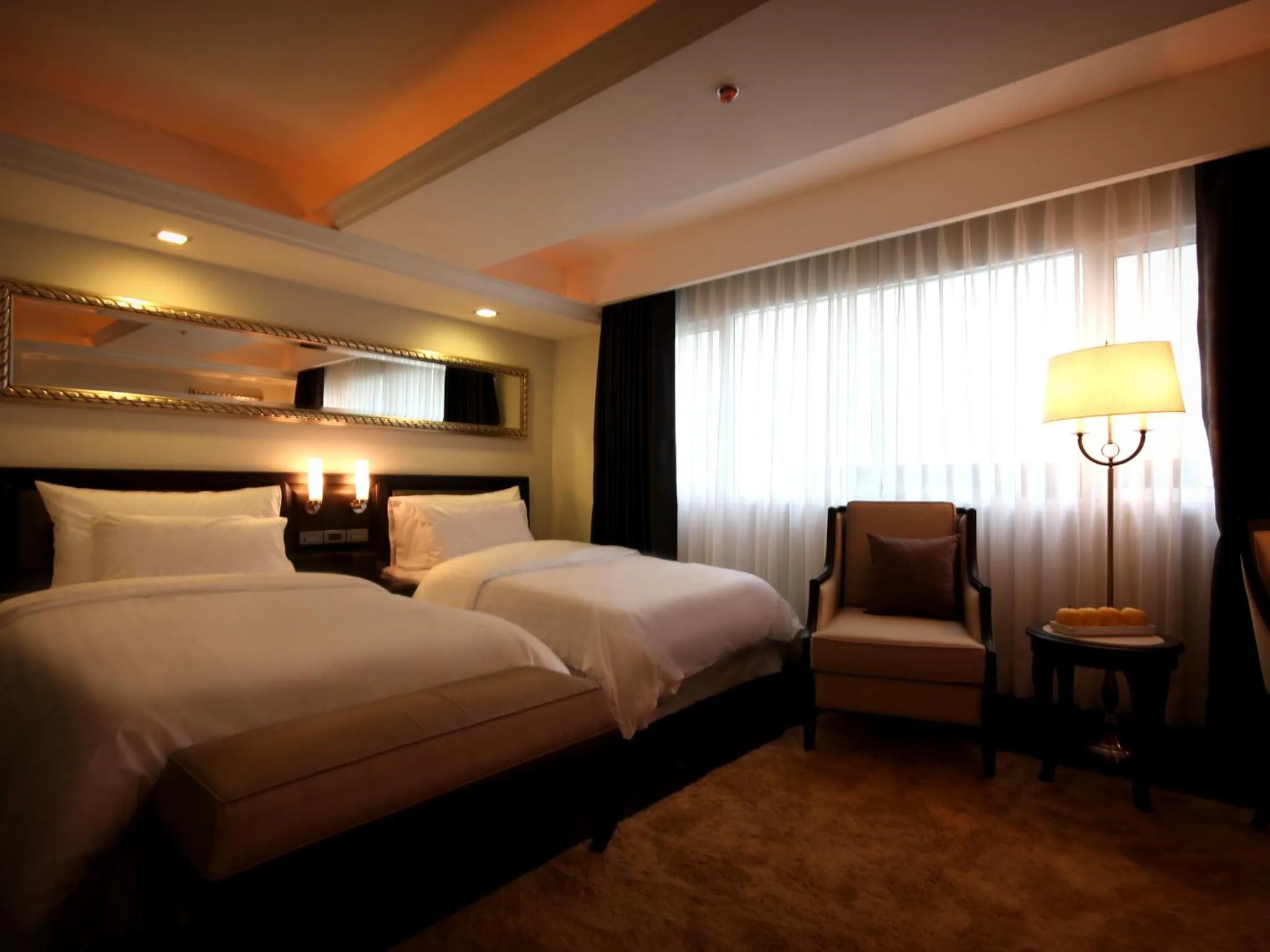 Bedroom, Bed in Gulliver's Tavern Hotel