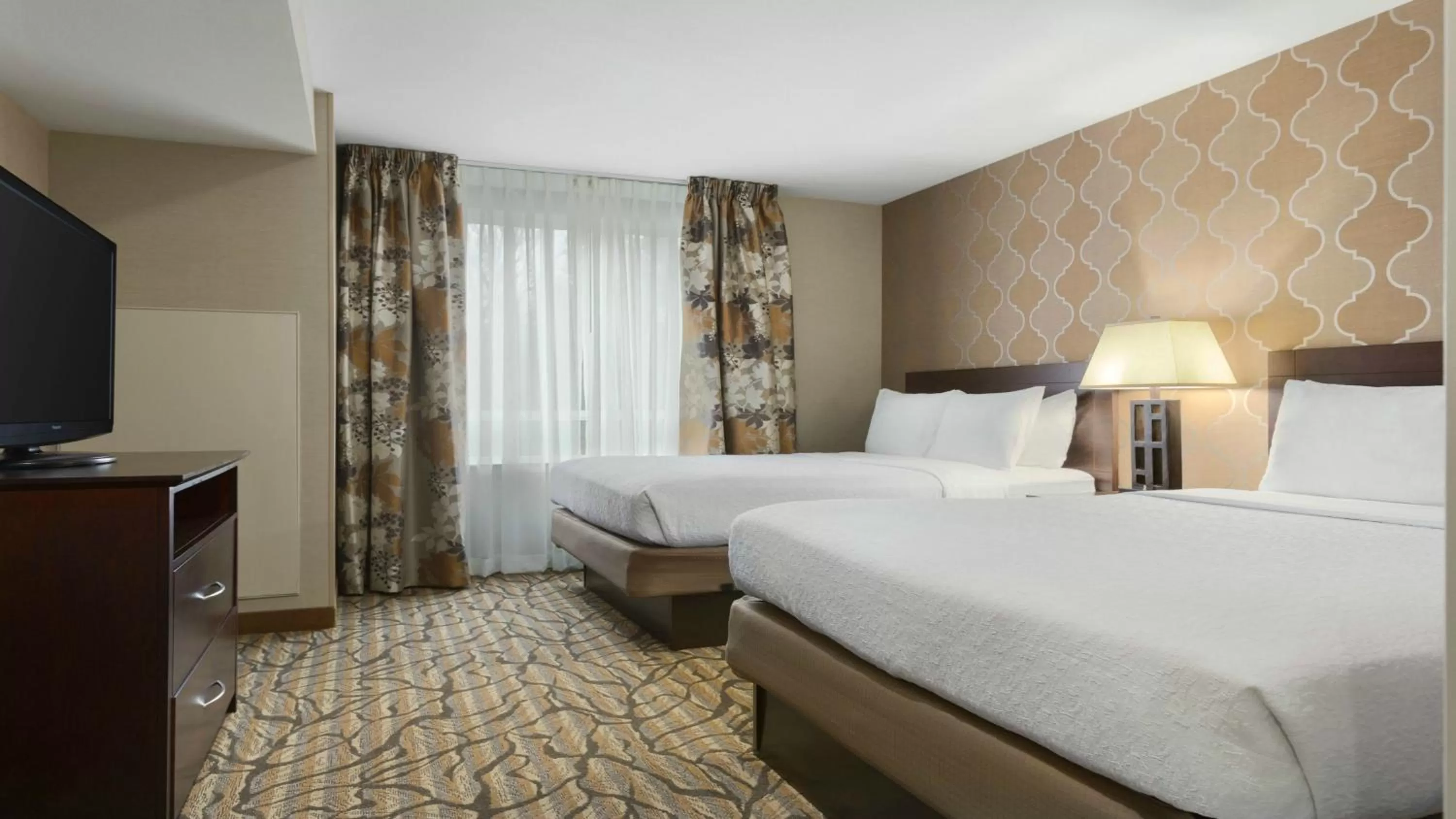 Photo of the whole room, Bed in Holiday Inn Hotel & Suites Gateway by IHG