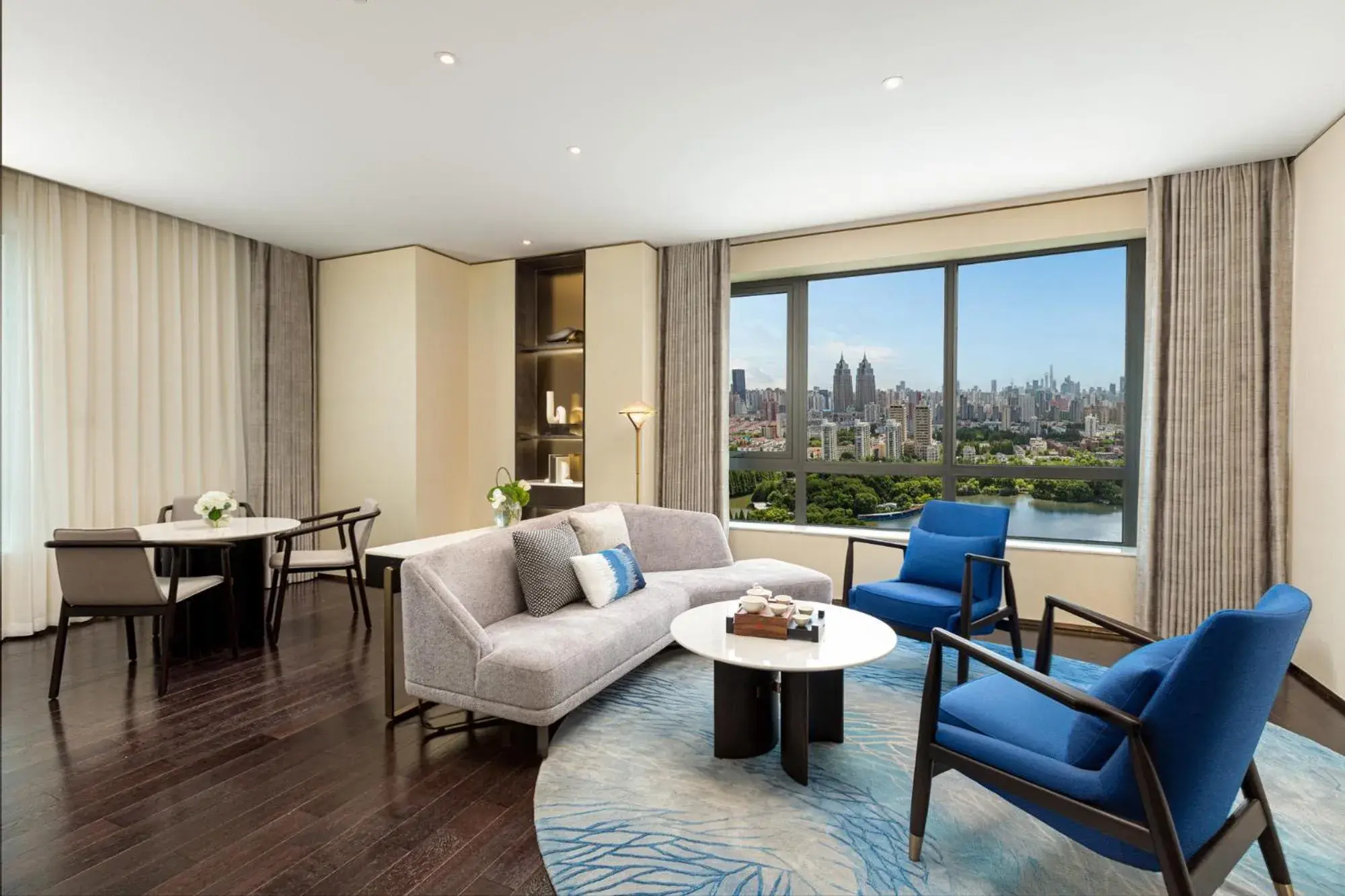 One-Bedroom Suite Dining Area Lake View in HUALUXE Shanghai Changfeng Park - Park Lake View One-Bedroom Suite Dining Area Lake View in HUALUXE Shanghai Changfeng Park - Park Lake View