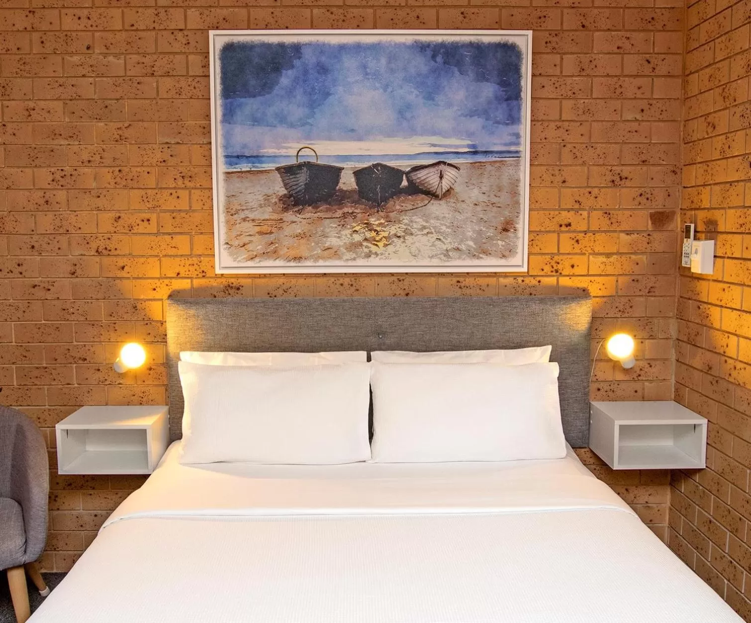 Bed in Coast Inn Motel