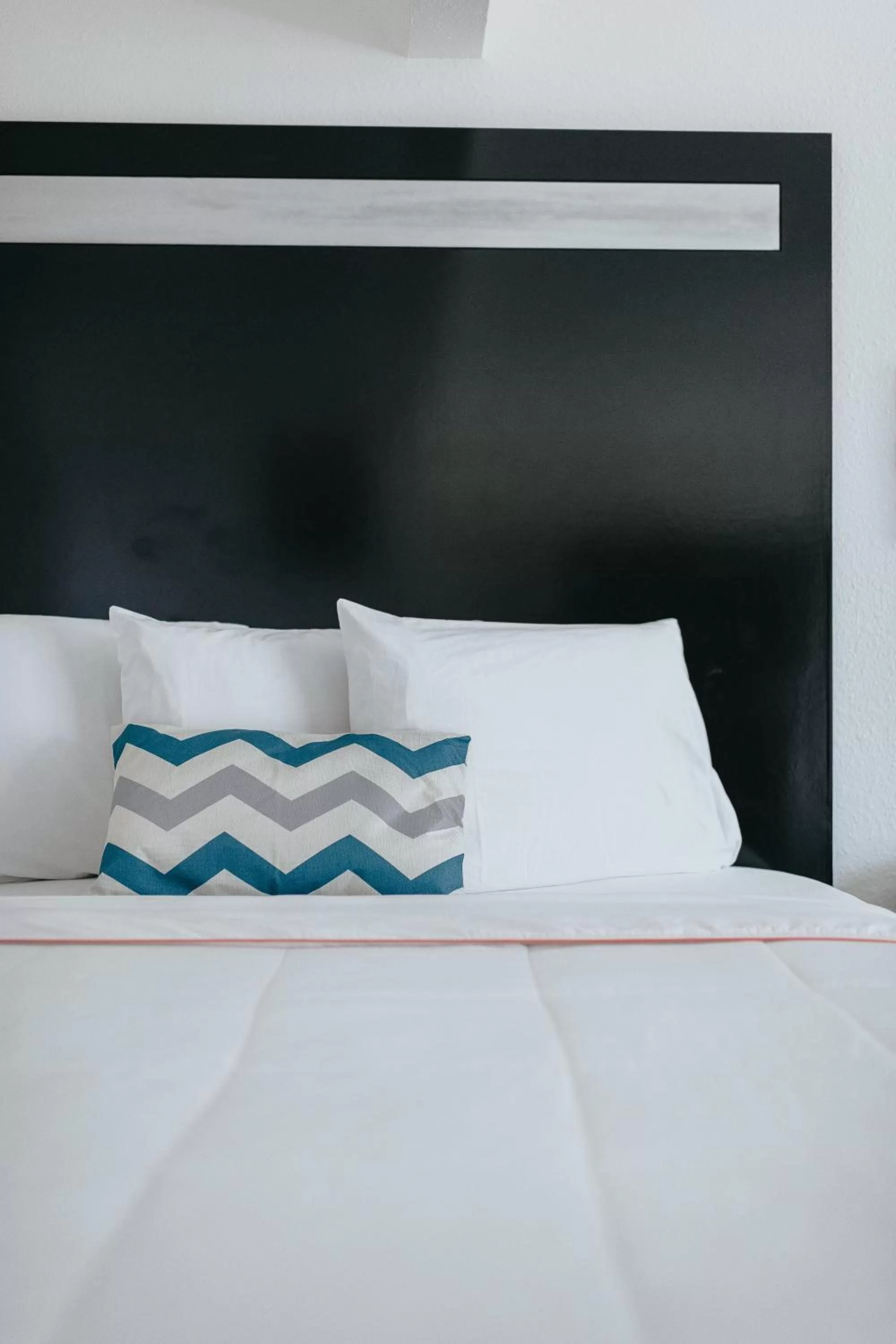 Bed in Sea Air Inn & Suites - Downtown - Restaurant Row