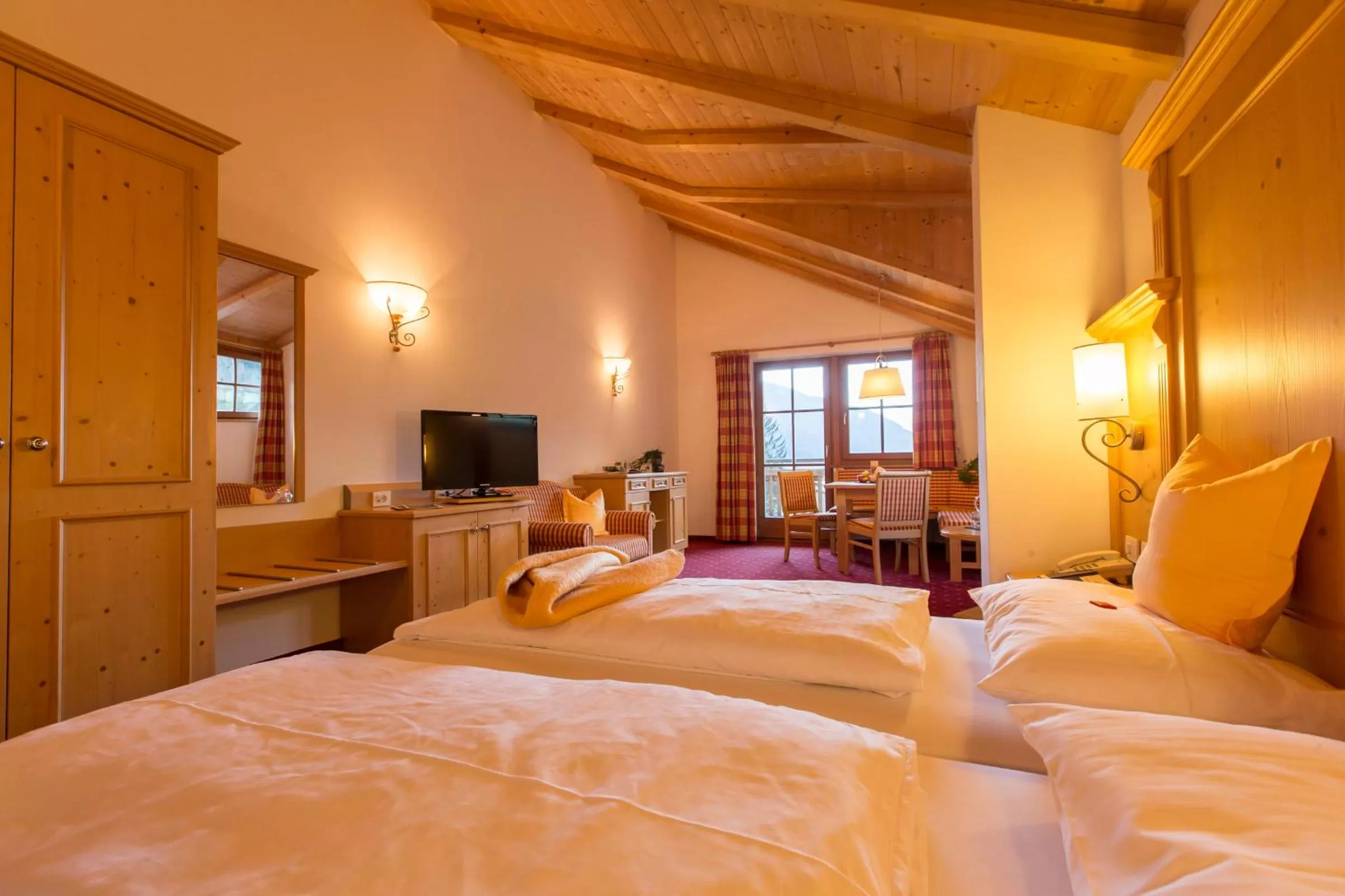 Living room, Bed in Berghotel Johanneshof