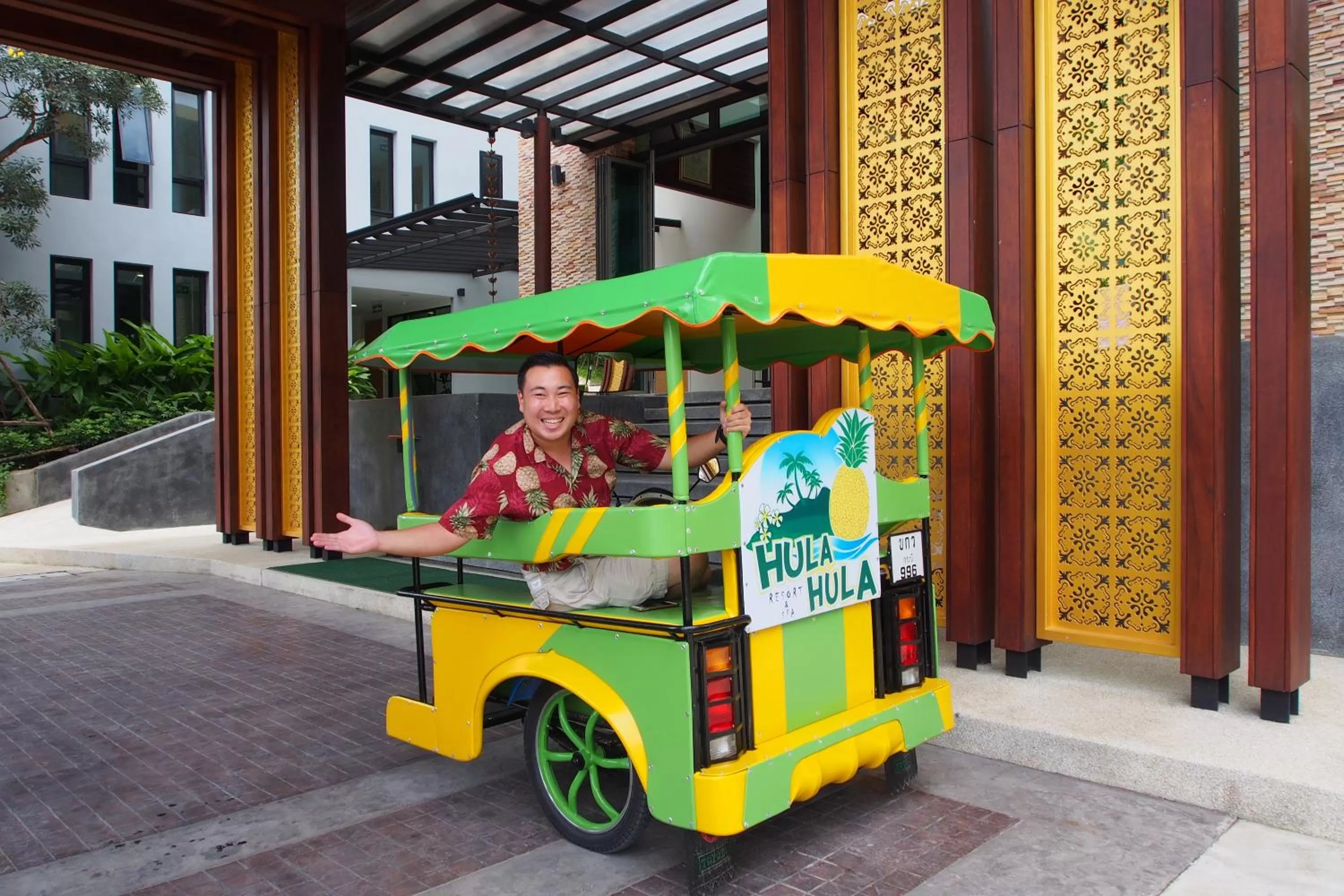 Family in HULA HULA RESORT l truly tropical and fun wellness