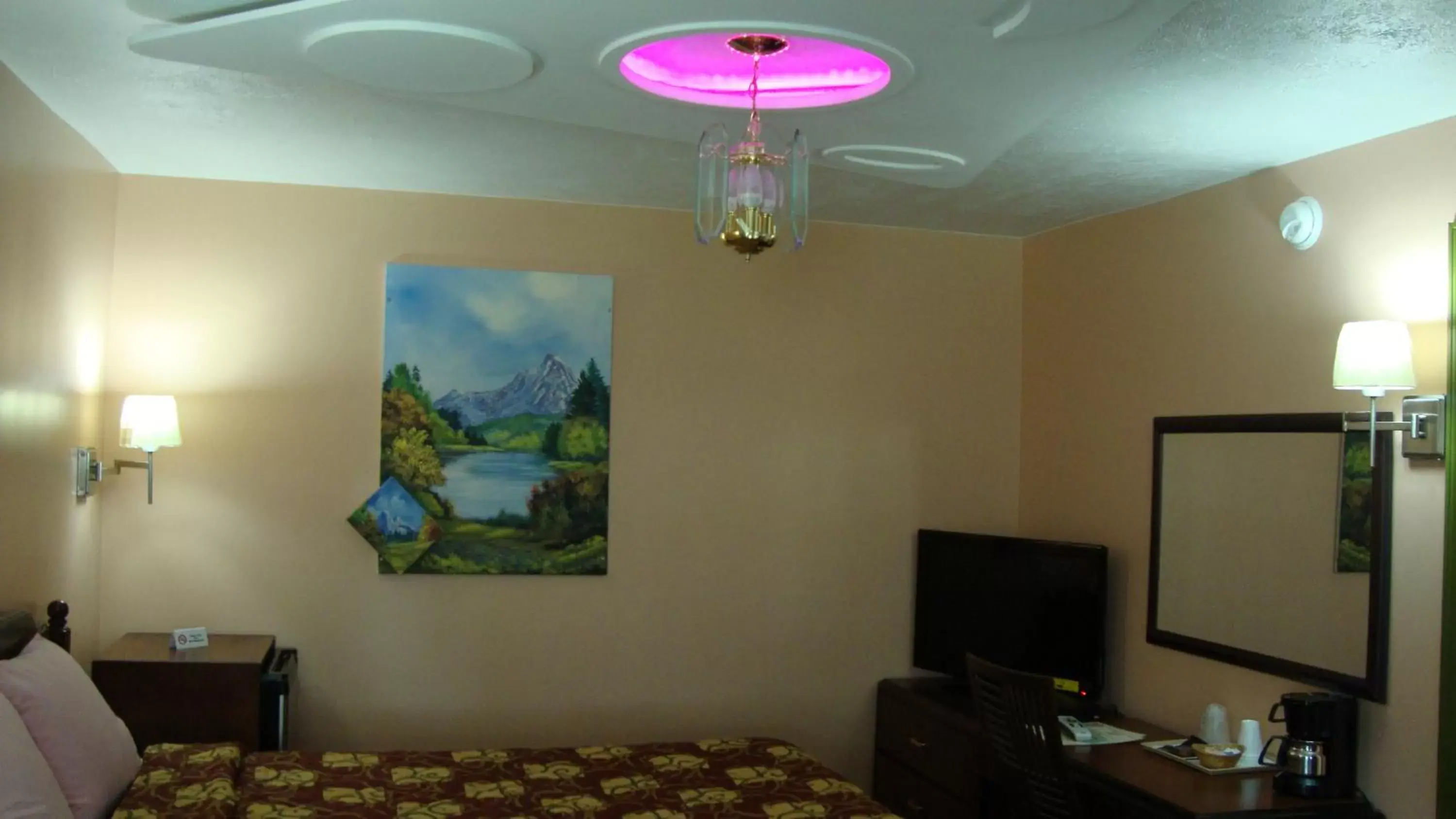 Queen Room with Spa Bath in Pinconning Trail Inn Motel Queen Room with Spa Bath in Pinconning Trail Inn Motel