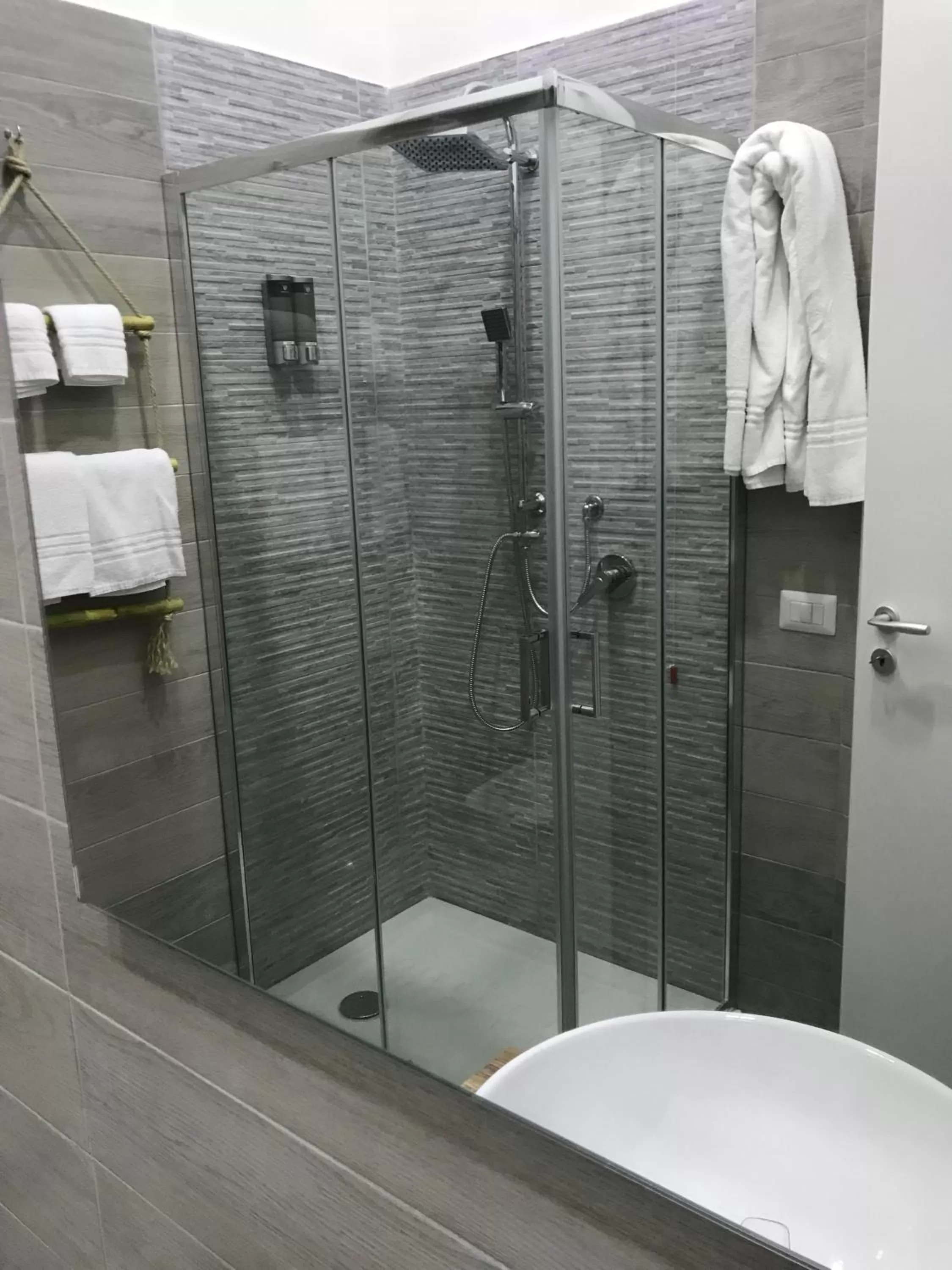 Shower in Napoli DownTown