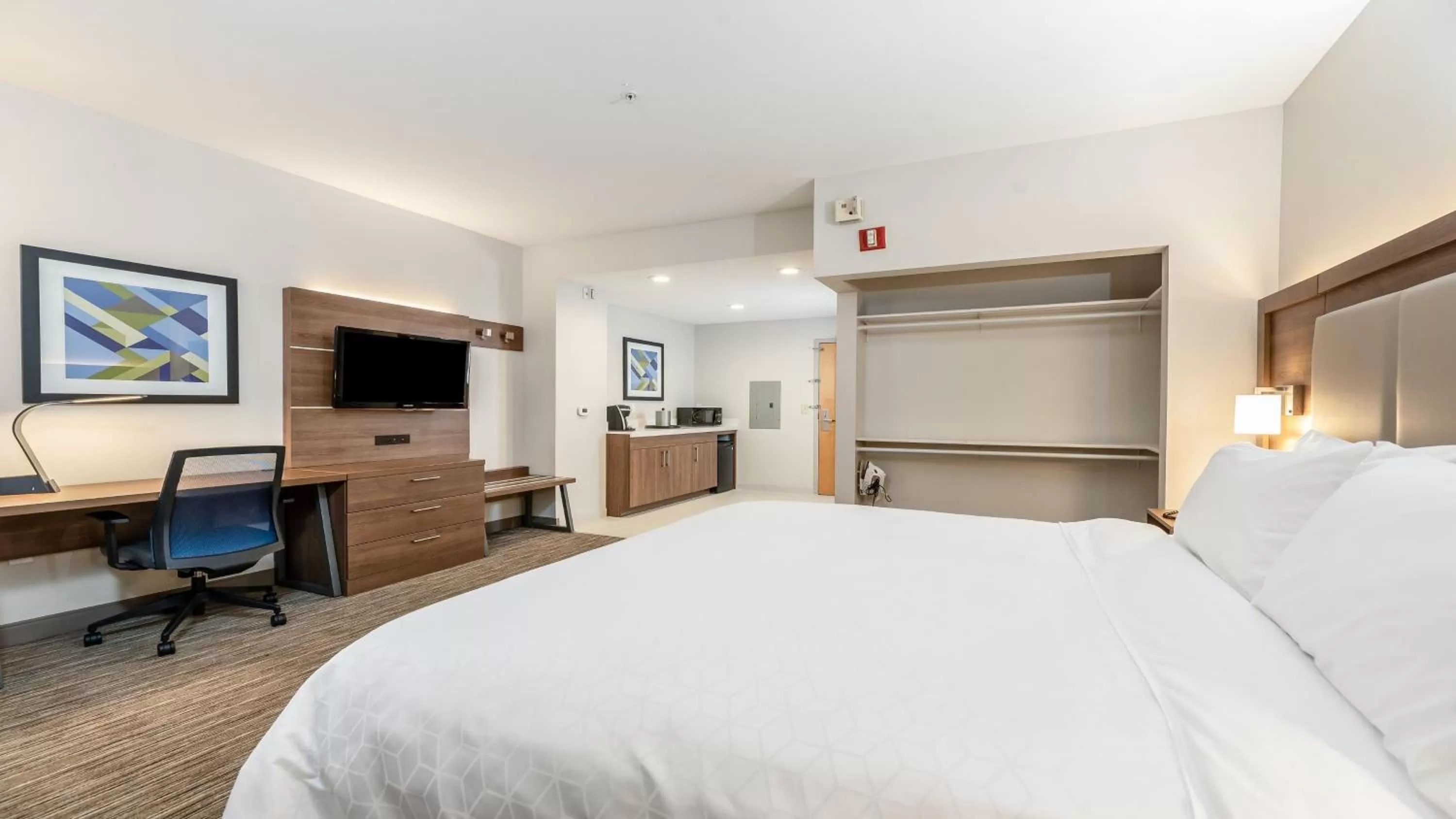 Bedroom, Bed in Holiday Inn Express Fremont - Milpitas Central by IHG