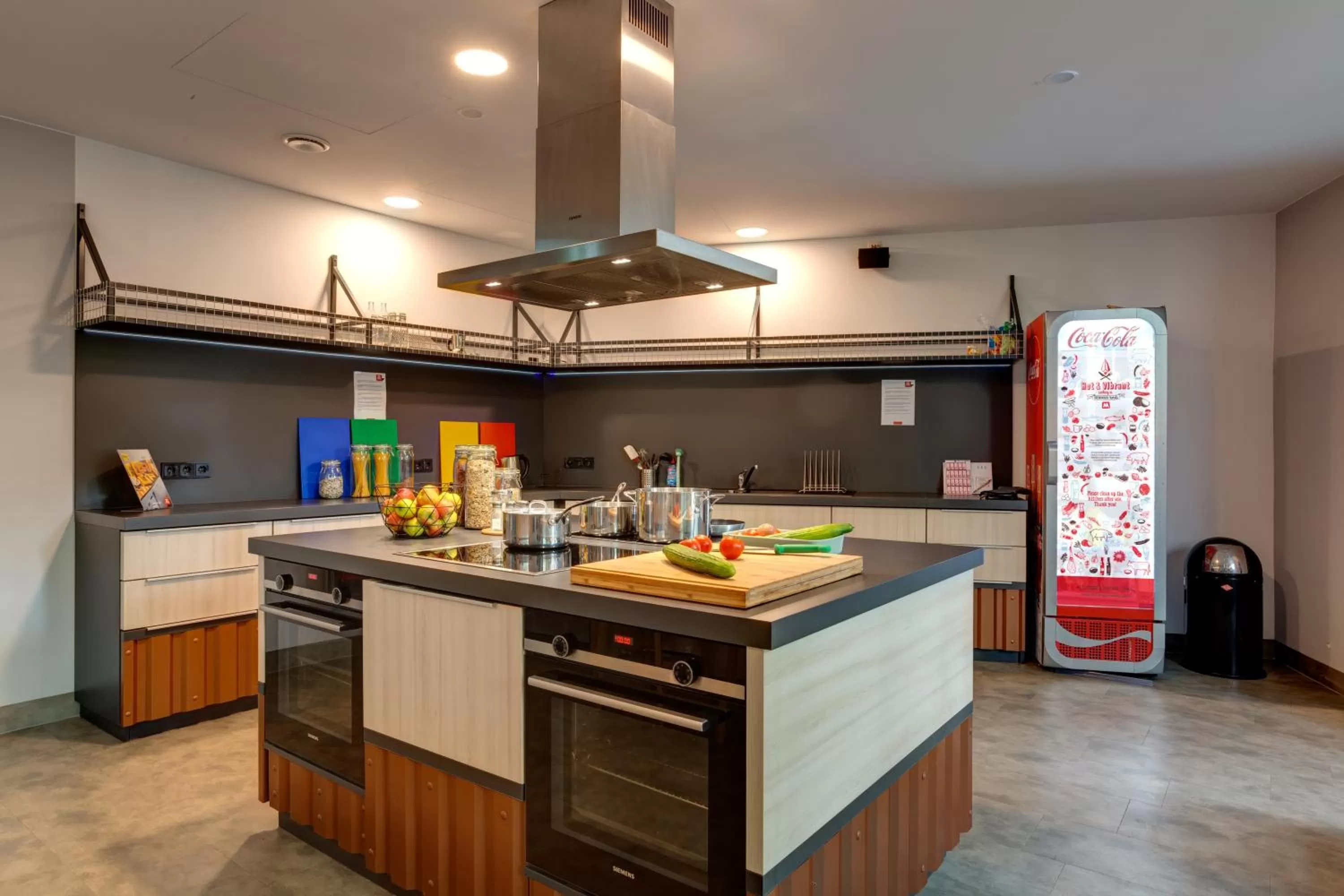 Communal kitchen in MEININGER Hotel München Olympiapark