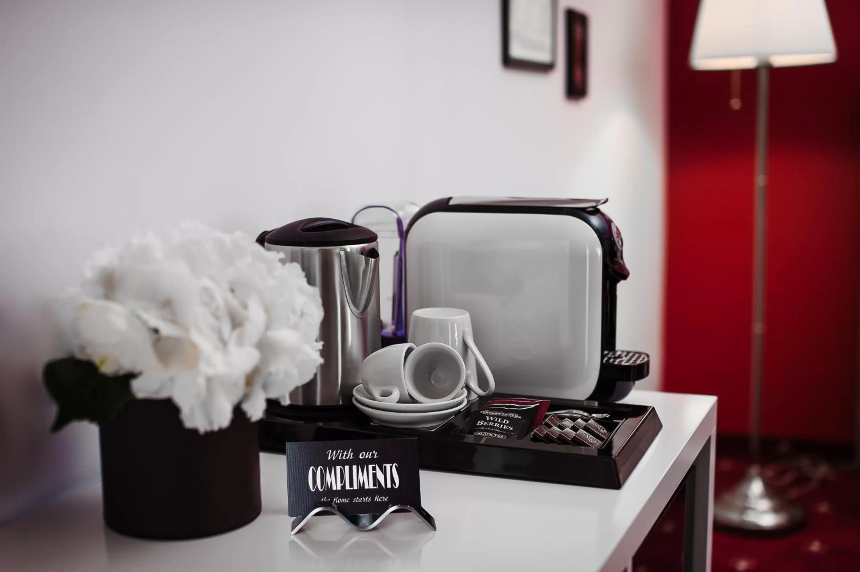 Coffee/tea facilities in Thomas Albert Hotel