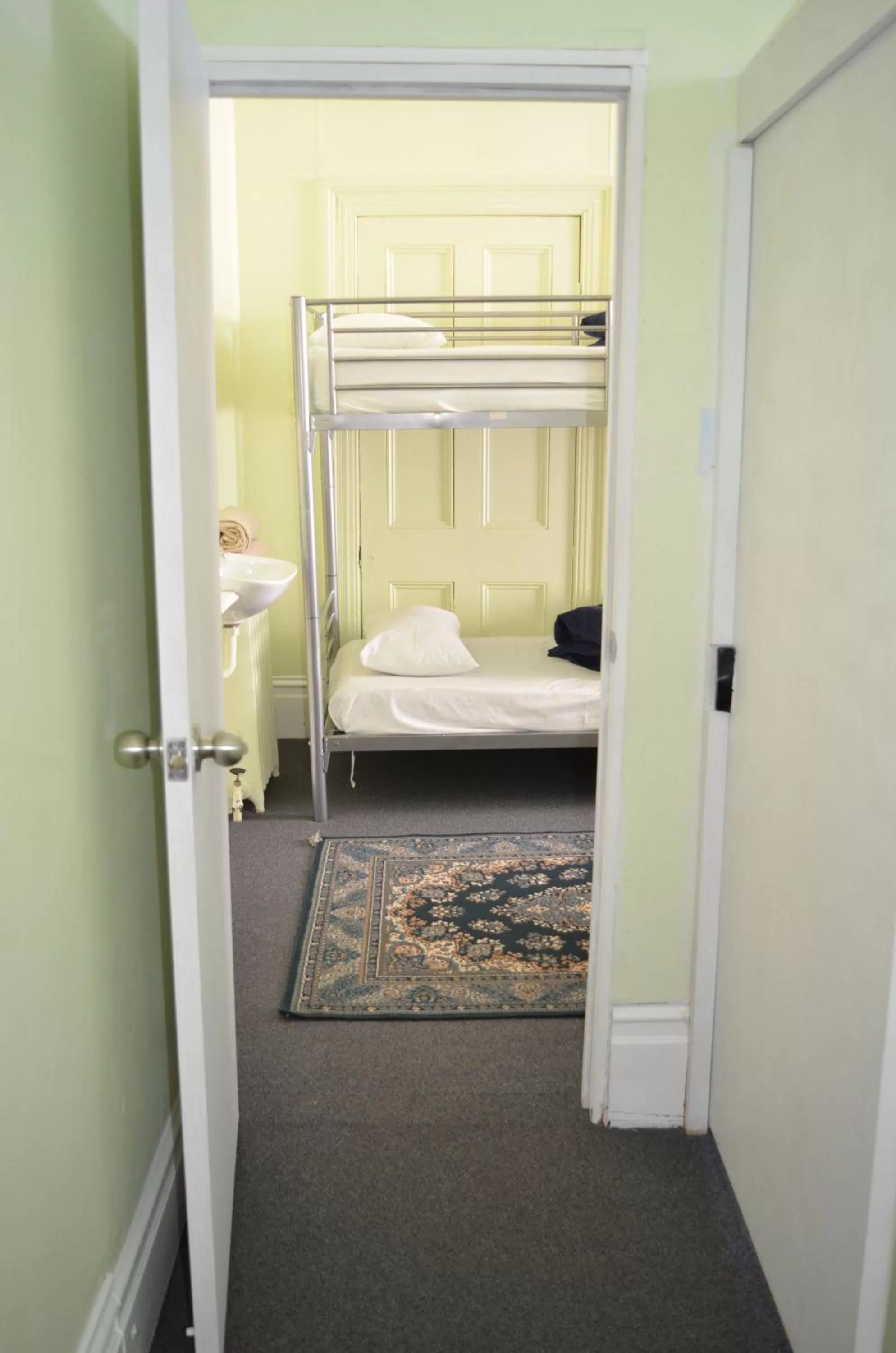 bunk bed, Bathroom in Braemar House B&B and YHA Hostel