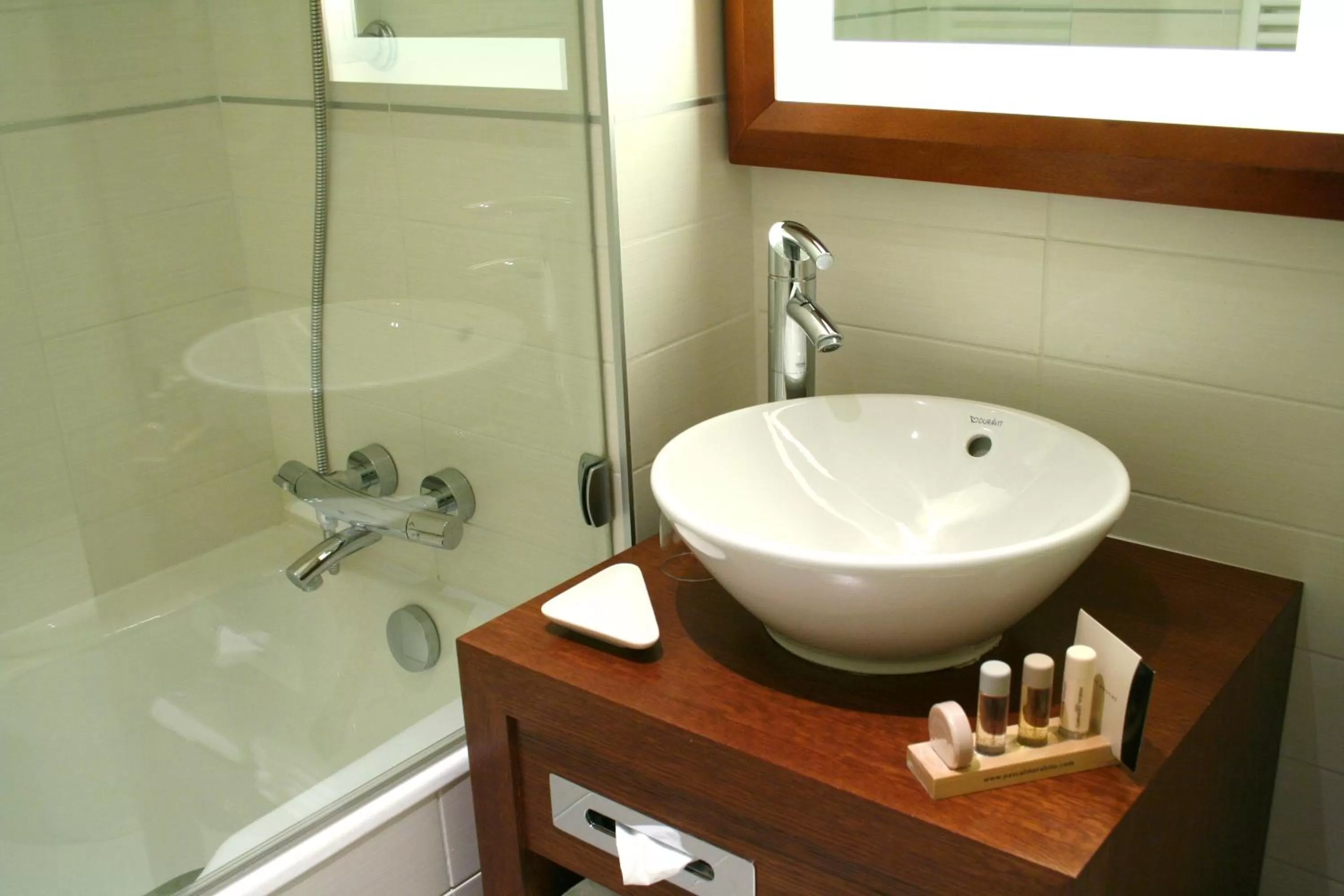 Bathroom in Westside Arc de Triomphe Hotel