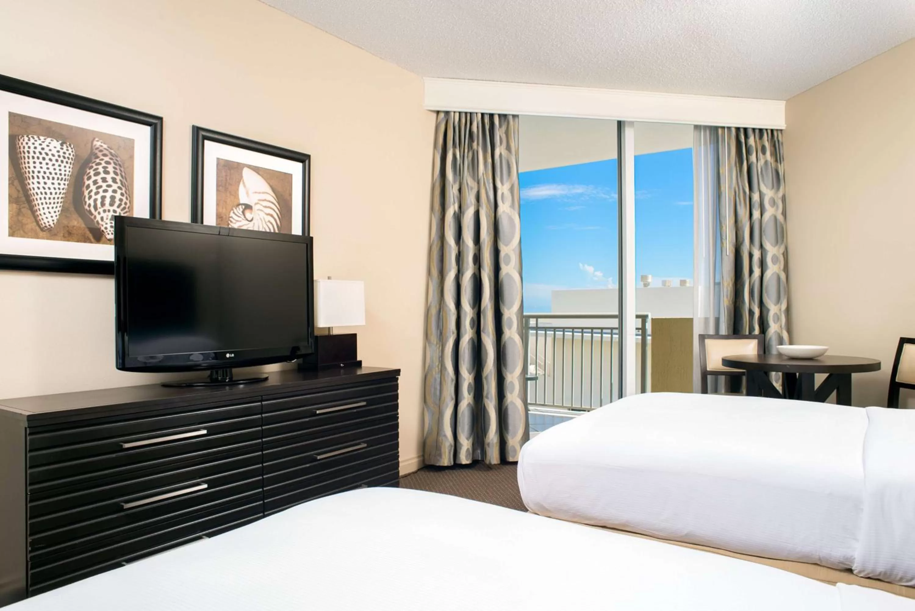 Bed in DoubleTree by Hilton Ocean Point Resort - North Miami Beach