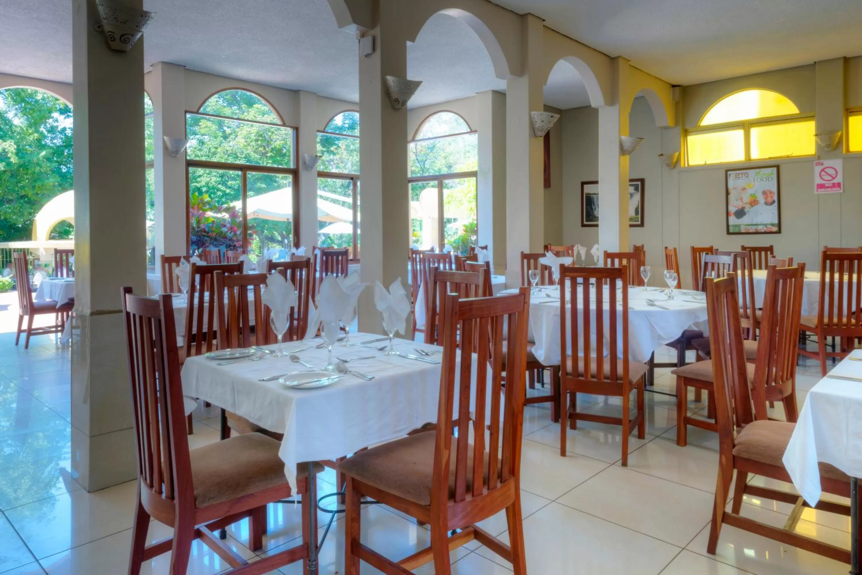 Restaurant/places to eat in Victoria Falls Rainbow Hotel