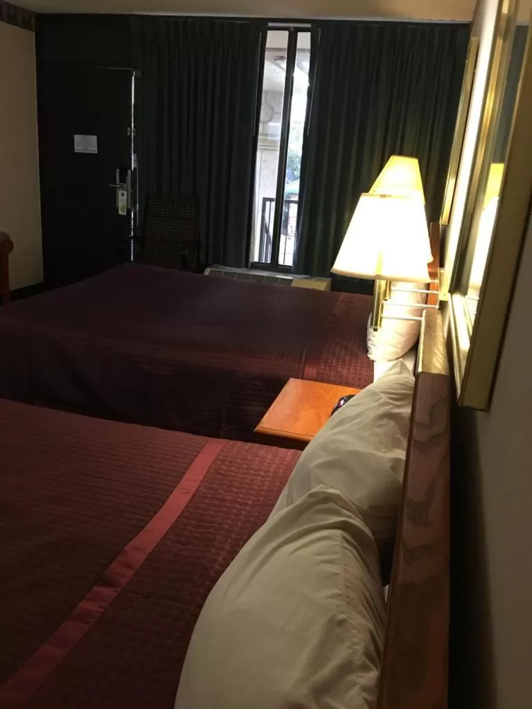 Bed in Sunset Inn Clarksville