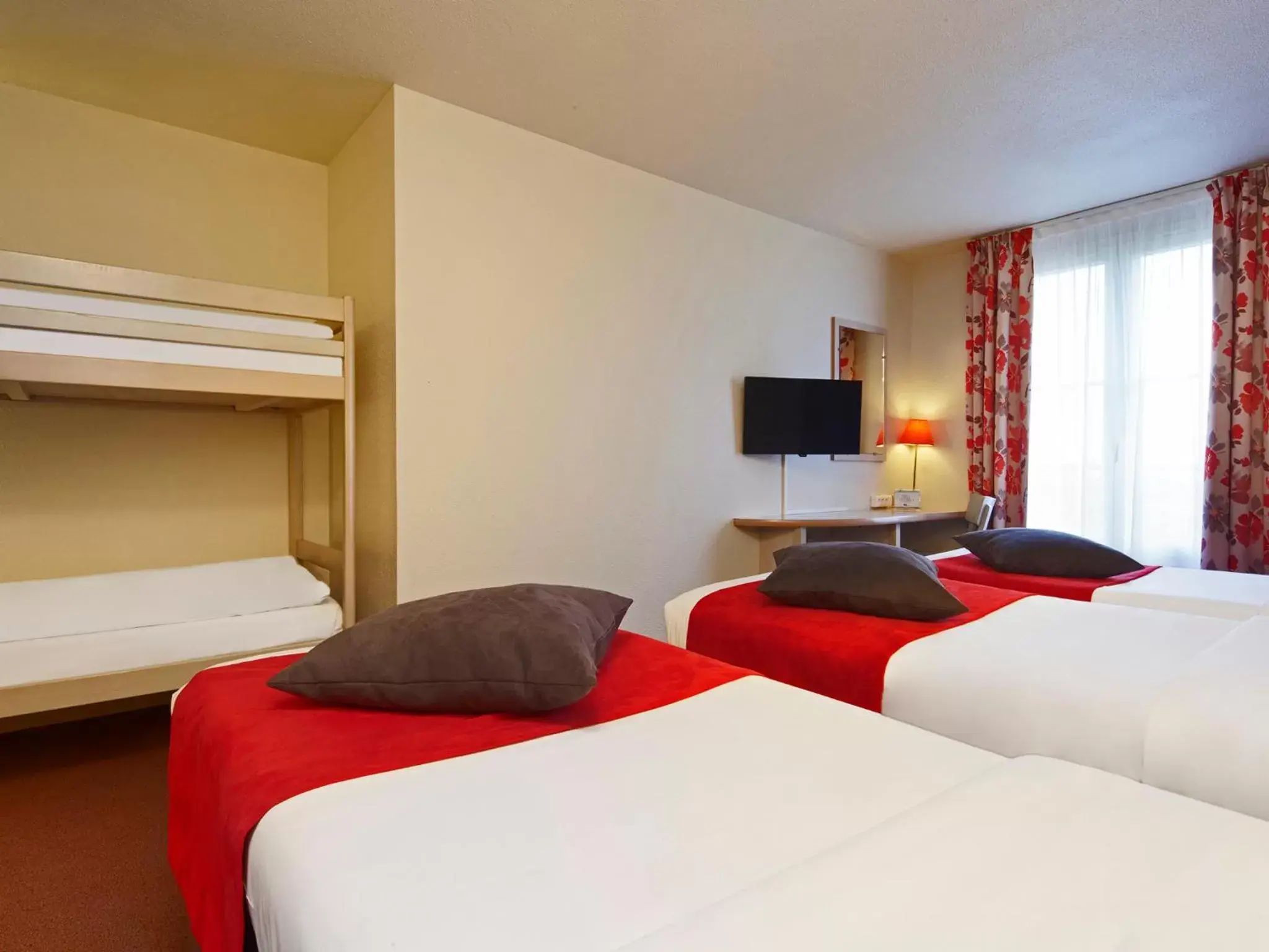 Standard Room with 3 Single Beds and 2 Bunk Beds (1-5 Adults) - single occupancy in Campanile Val de France Standard Room with 3 Single Beds and 2 Bunk Beds (1-5 Adults) - single occupancy in Campanile Val de France
