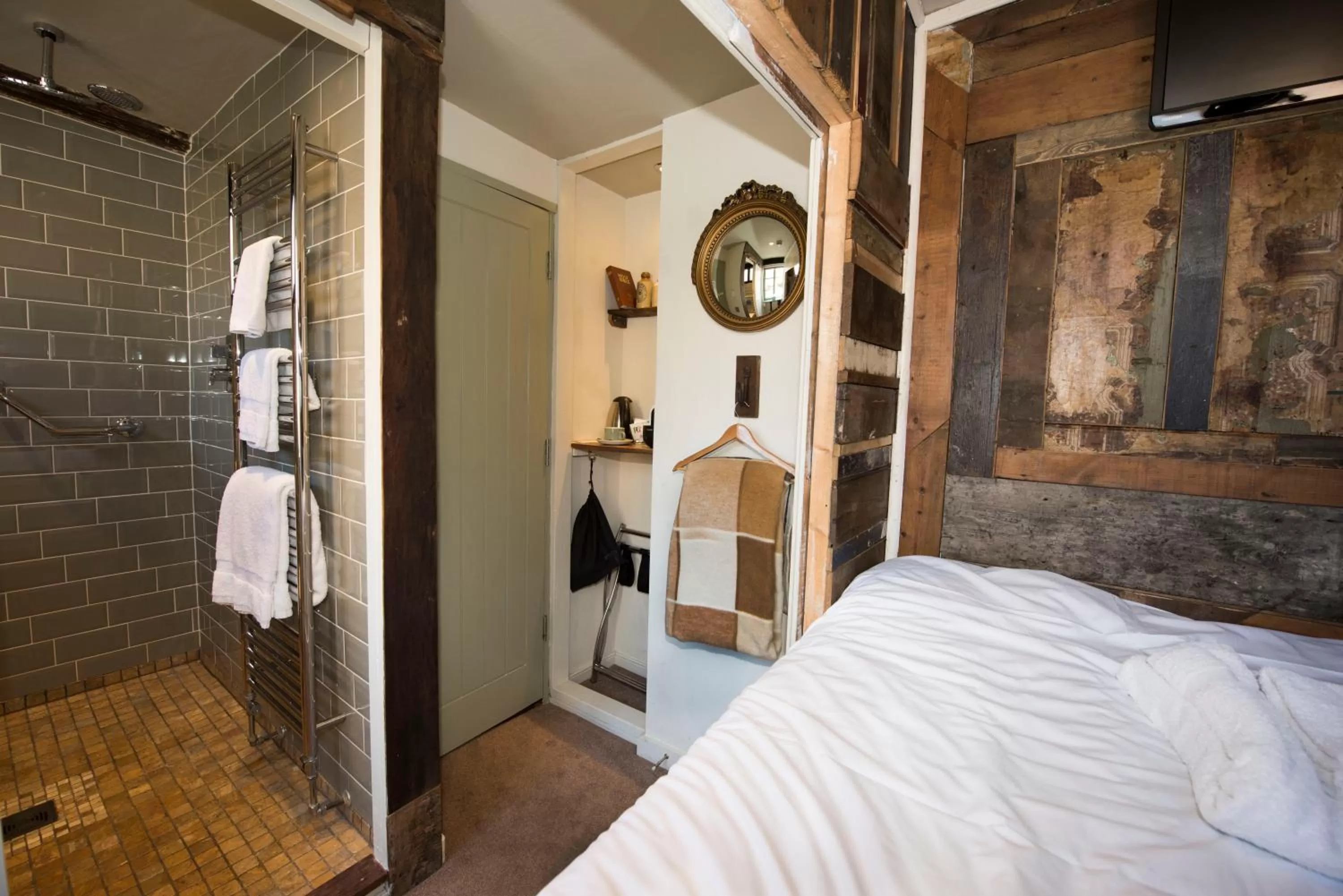 Photo of the whole room, Bed in Alma Inn & Dining Rooms