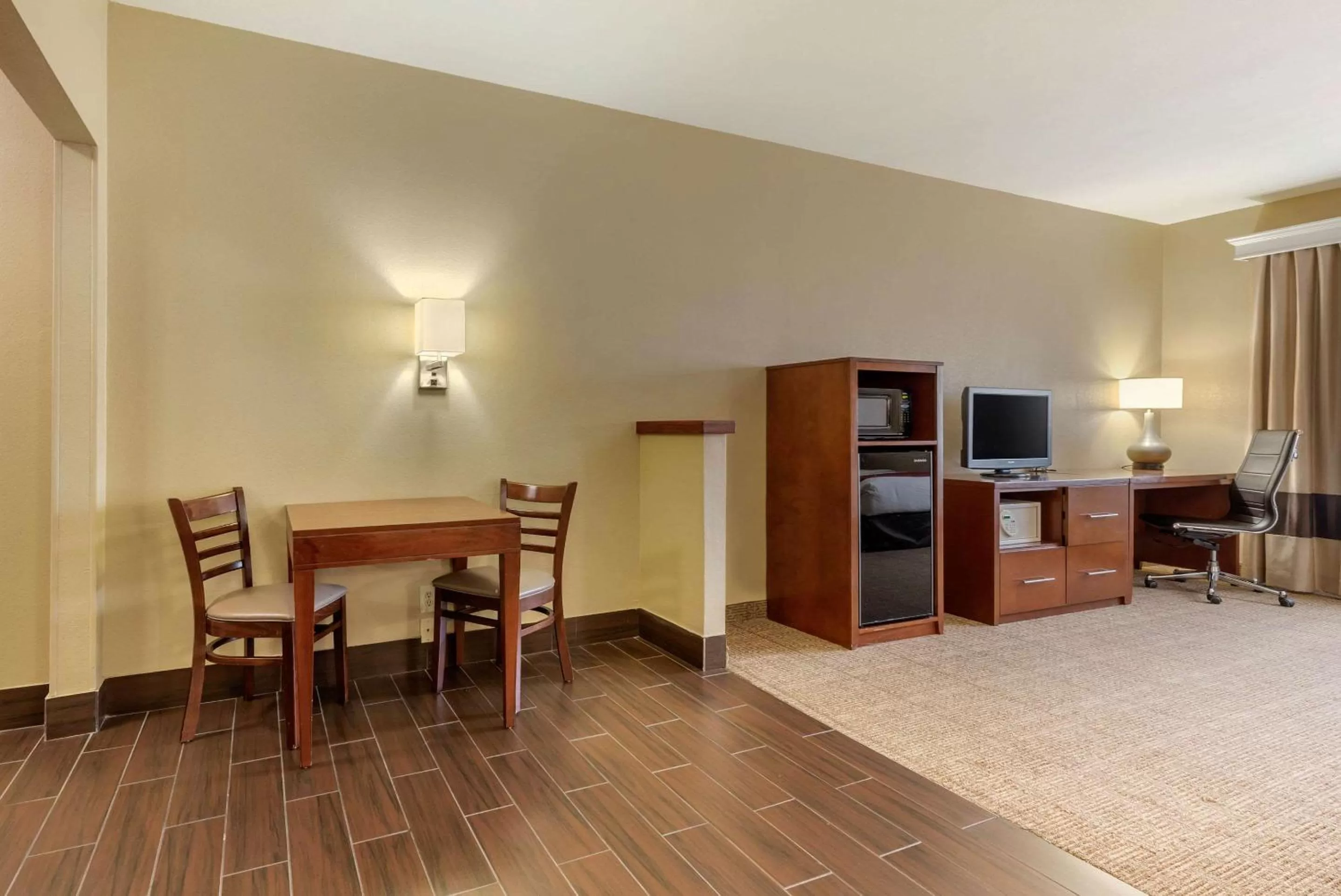 Photo of the whole room in Comfort Suites Fort Collins Near University