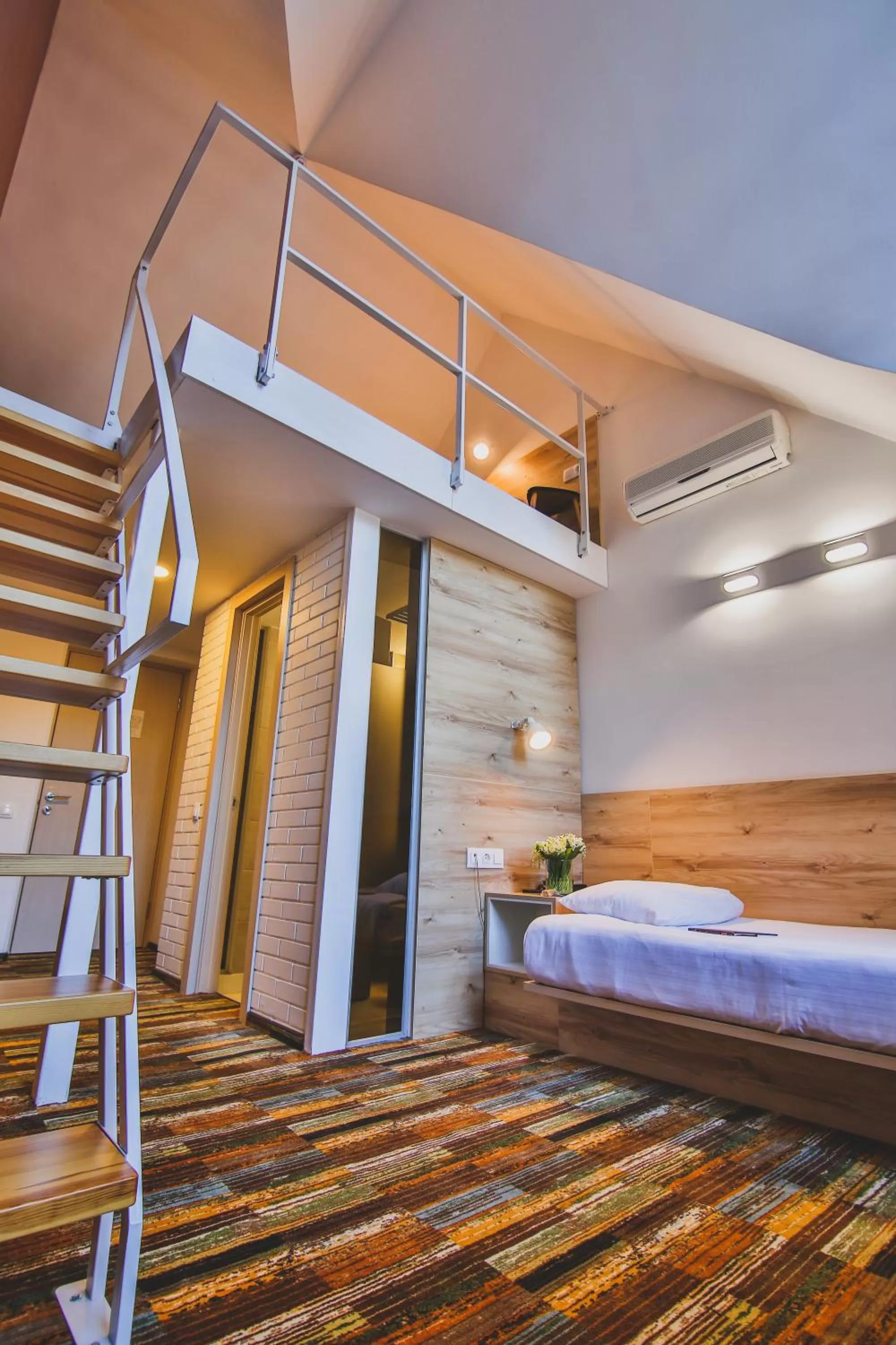 bunk bed, Bed in Ukraina Hotel