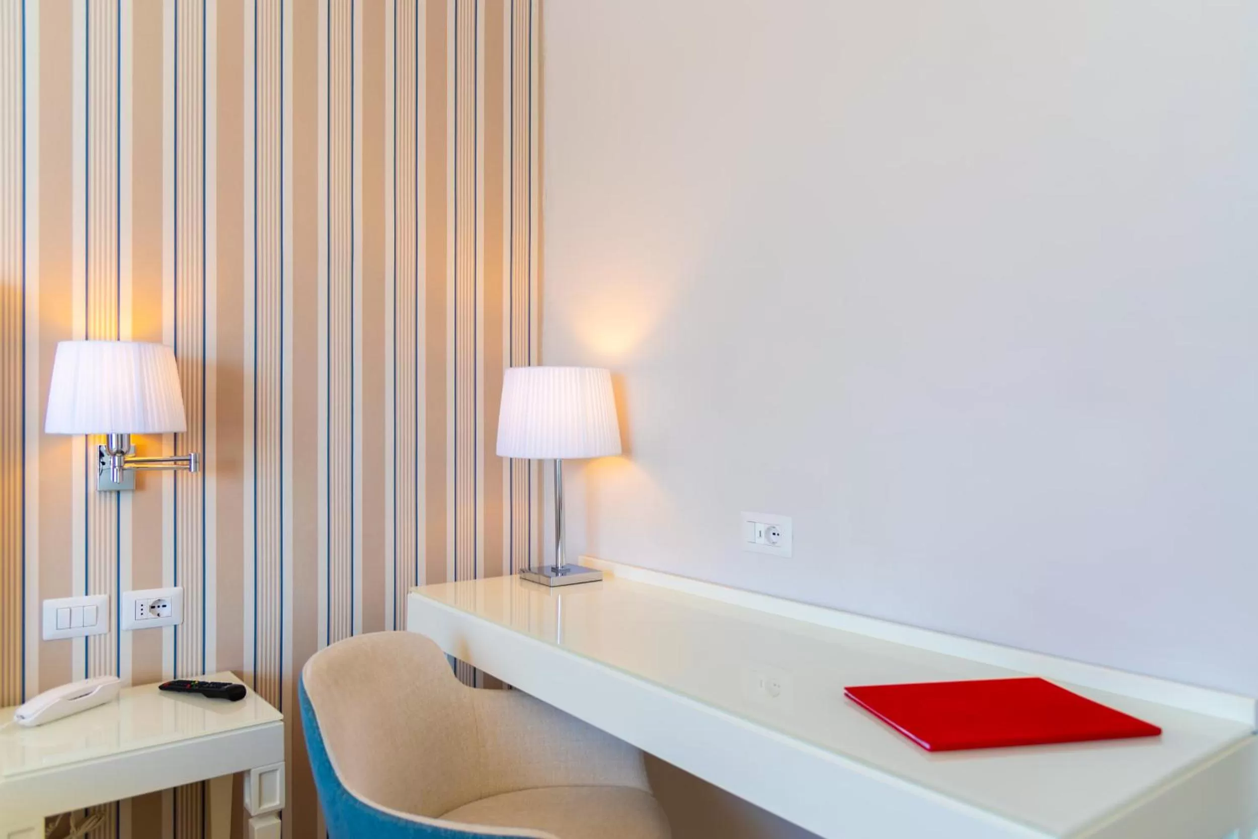 Living room, Bed in Hotel Plaza