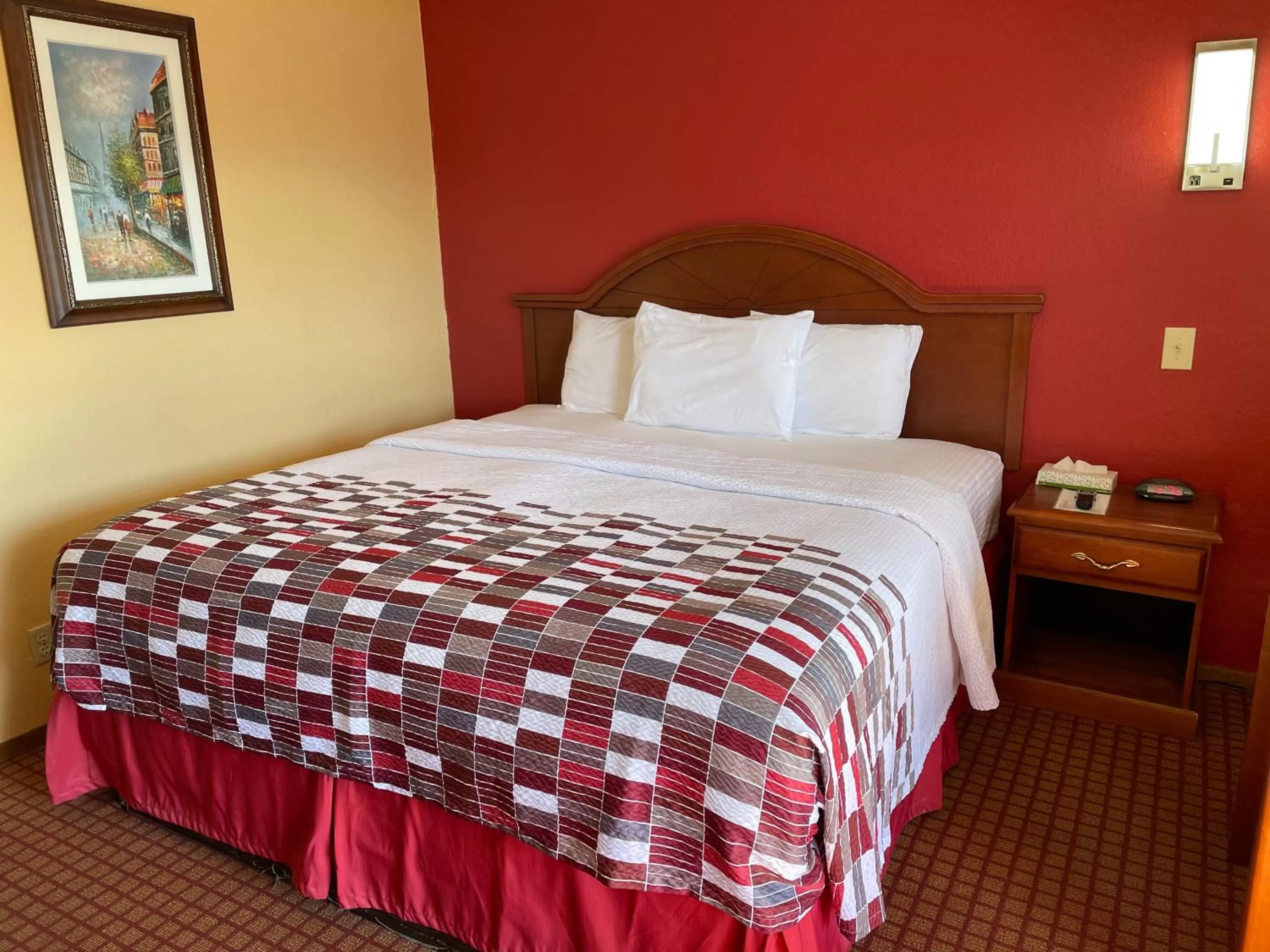 Bed in DeQueen Courtyard Inn