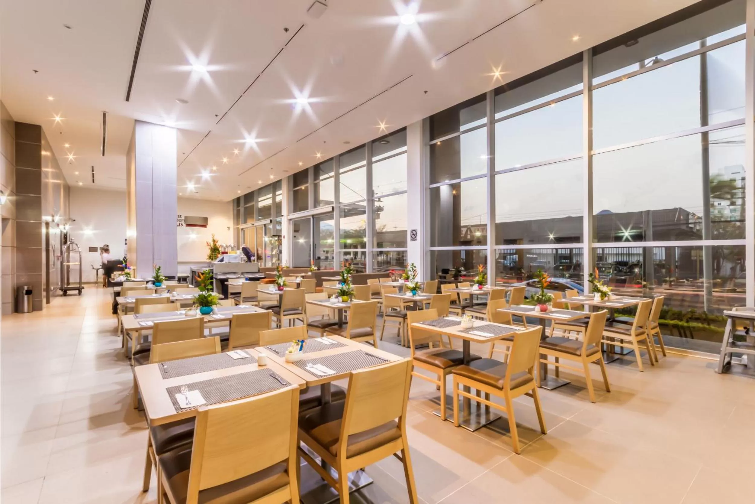 Restaurant/places to eat in Best Western Plus Santa Marta Hotel